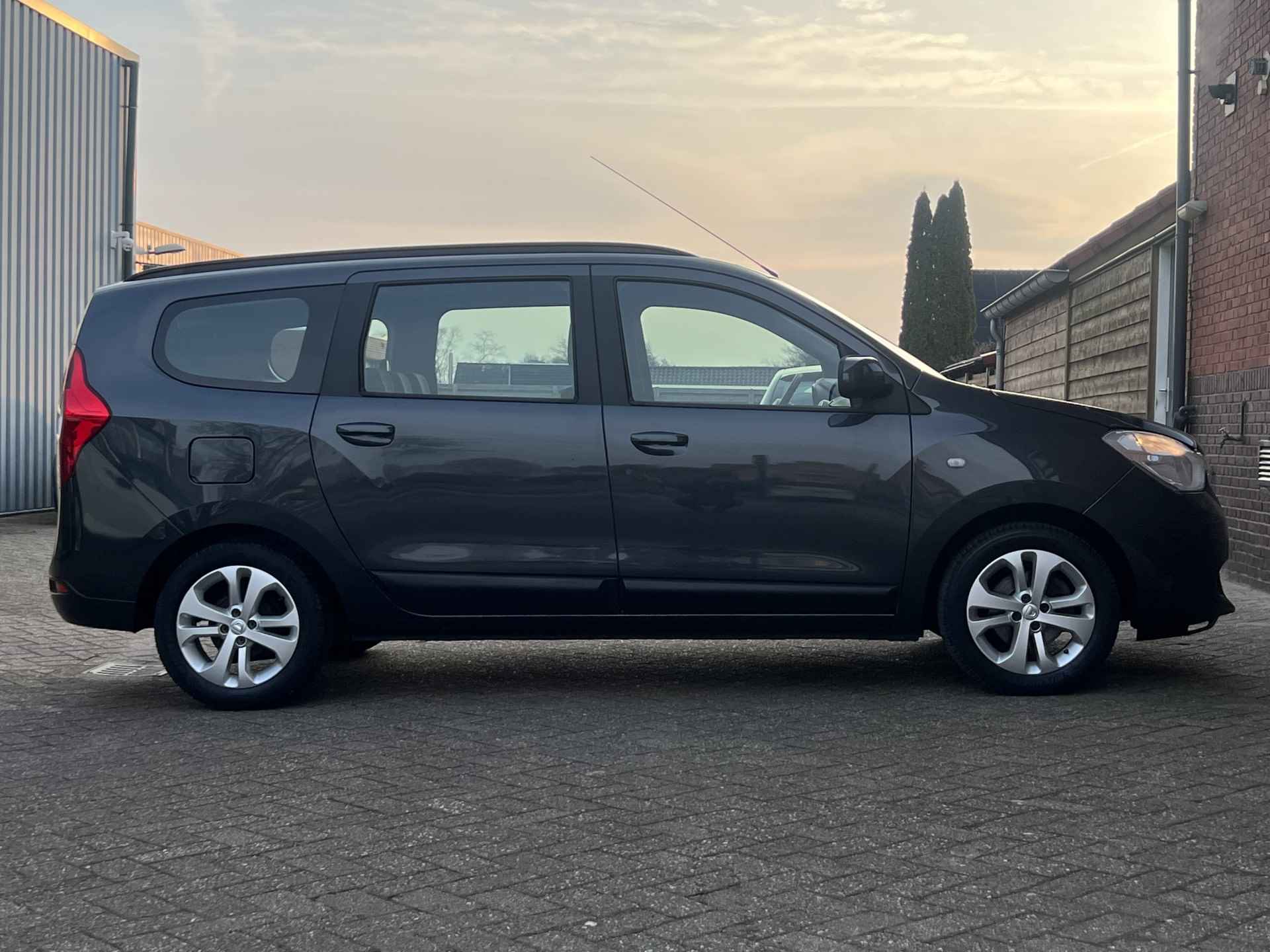 Dacia Lodgy 1.2 TCe Lauréate 5p. | EERSTE EIGENAAR | AIRCO | NAVIGATIE | - 9/26