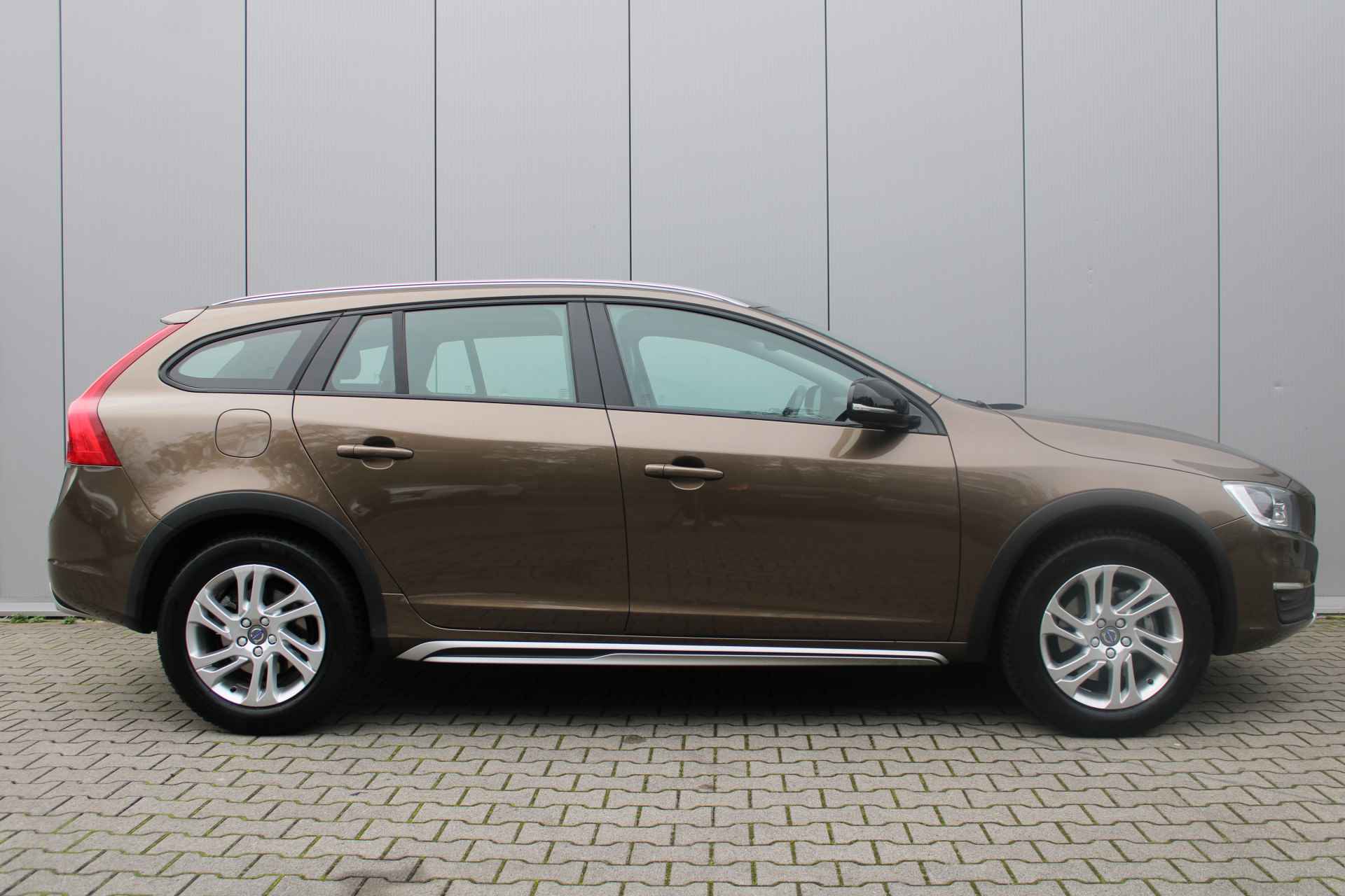 Volvo V60 Cross Country D3 Nordic+ | Sportstoelen | Trekhaak | El. Verstelbare voorstoelen | - 3/27