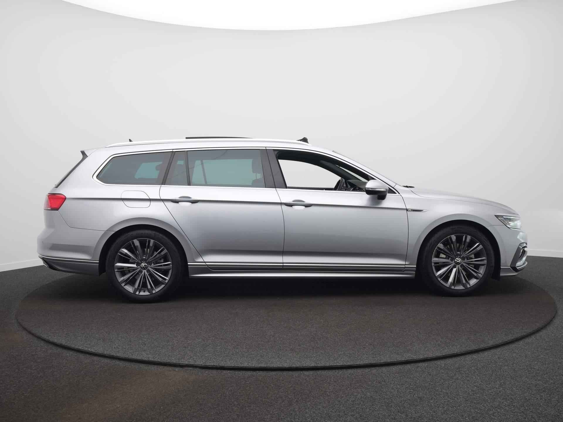 Volkswagen Passat Variant 1.5 TSI R-Line Business DSG / Panodak / Elek. Trekhaak / Leer / Harman-Kardon - 4/62