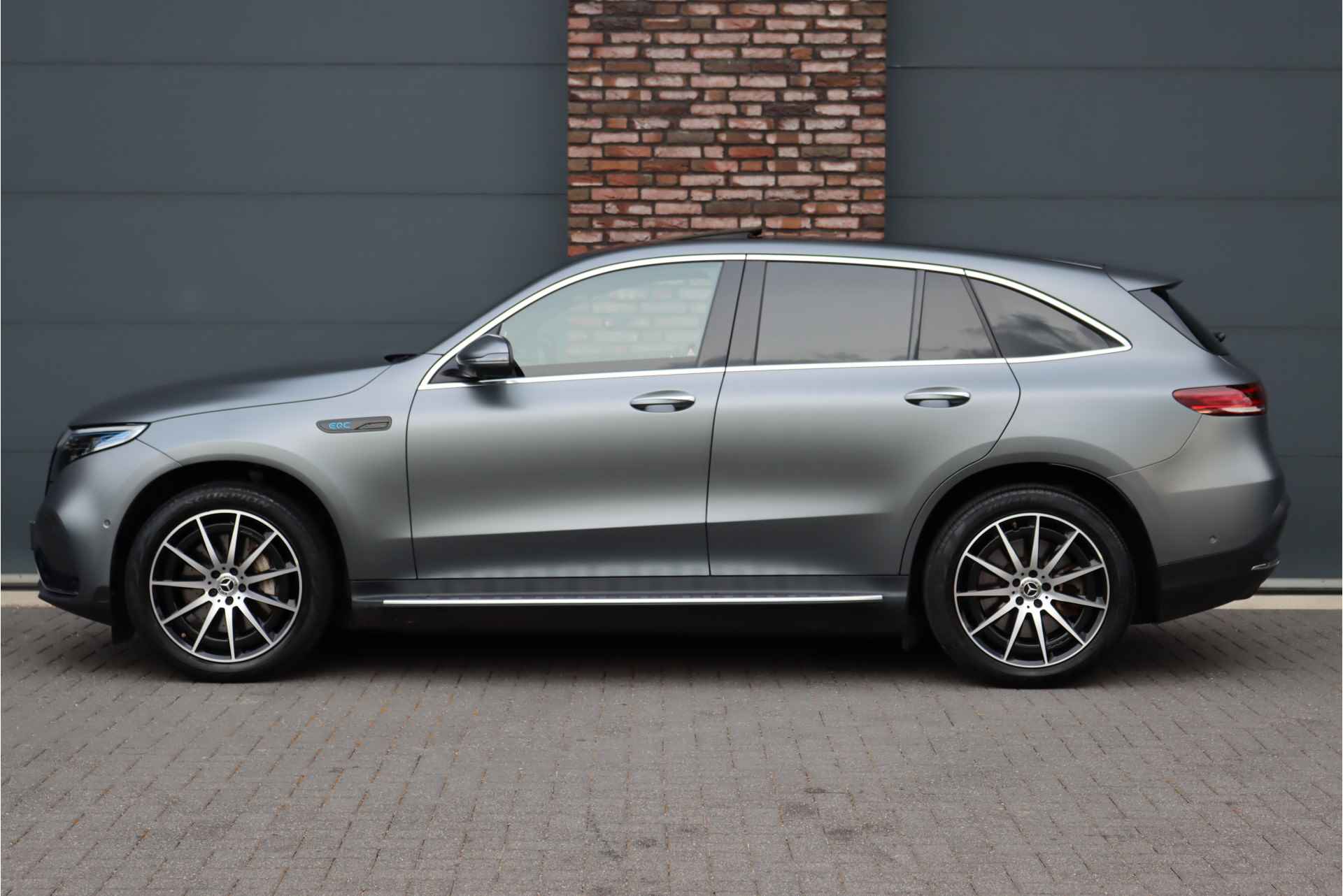 Mercedes-Benz EQC 400 4MATIC Premium+ 80 kWh | 'MANUFAKTUR' | Schuifdak | Distronic+ | Burmester | Memory | Trekhaak | Parfumering | Keyless Go | Surround Camera | HUD | Multibeam LED | - 10/49