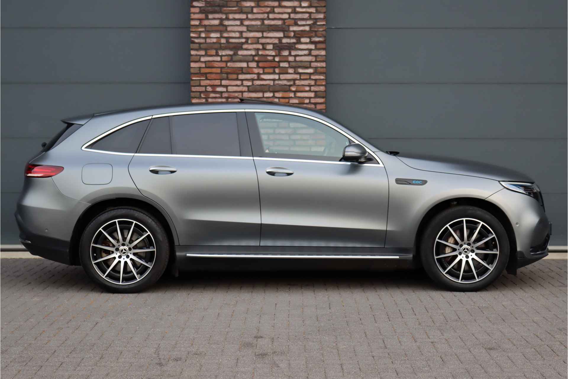 Mercedes-Benz EQC 400 4MATIC Premium+ 80 kWh | 'MANUFAKTUR' | Schuifdak | Distronic+ | Burmester | Memory | Trekhaak | Parfumering | Keyless Go | Surround Camera | HUD | Multibeam LED | - 12/49