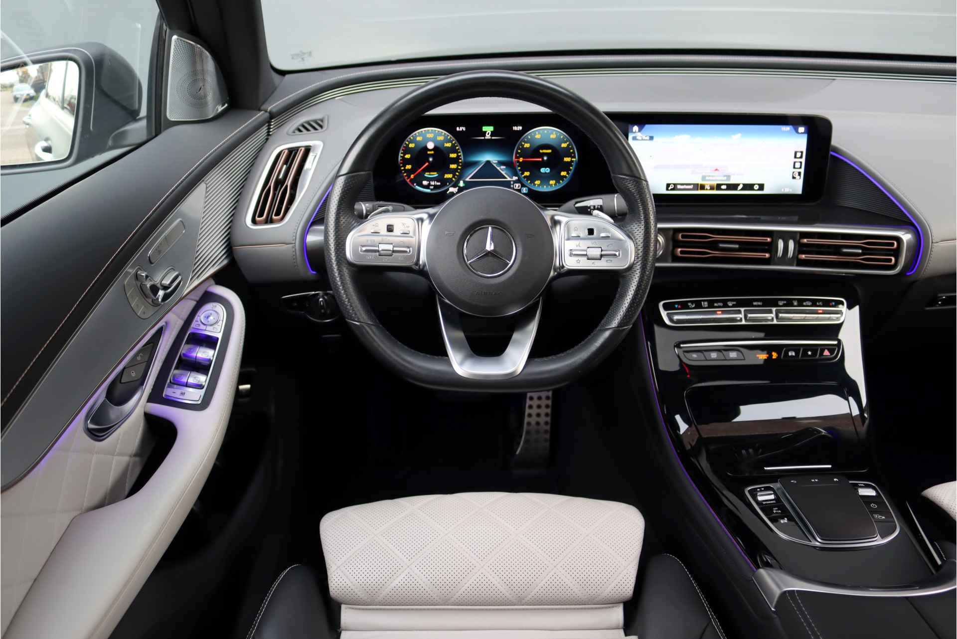 Mercedes-Benz EQC 400 4MATIC Premium+ 80 kWh | 'MANUFAKTUR' | Schuifdak | Distronic+ | Burmester | Memory | Trekhaak | Parfumering | Keyless Go | Surround Camera | HUD | Multibeam LED | - 30/49