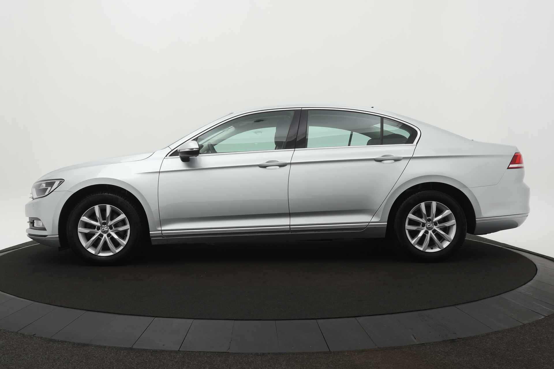 Volkswagen Passat BWJ 2017 1.8 180 PK TSI Business Edition R / AUTOMAAT TREKHAAK / STOELVERWARMING / STUURVERWARMING / ADAPTIVE CRUISE / CLIMA / NAVI / PARKEERSENSOREN / LMV / - 12/29