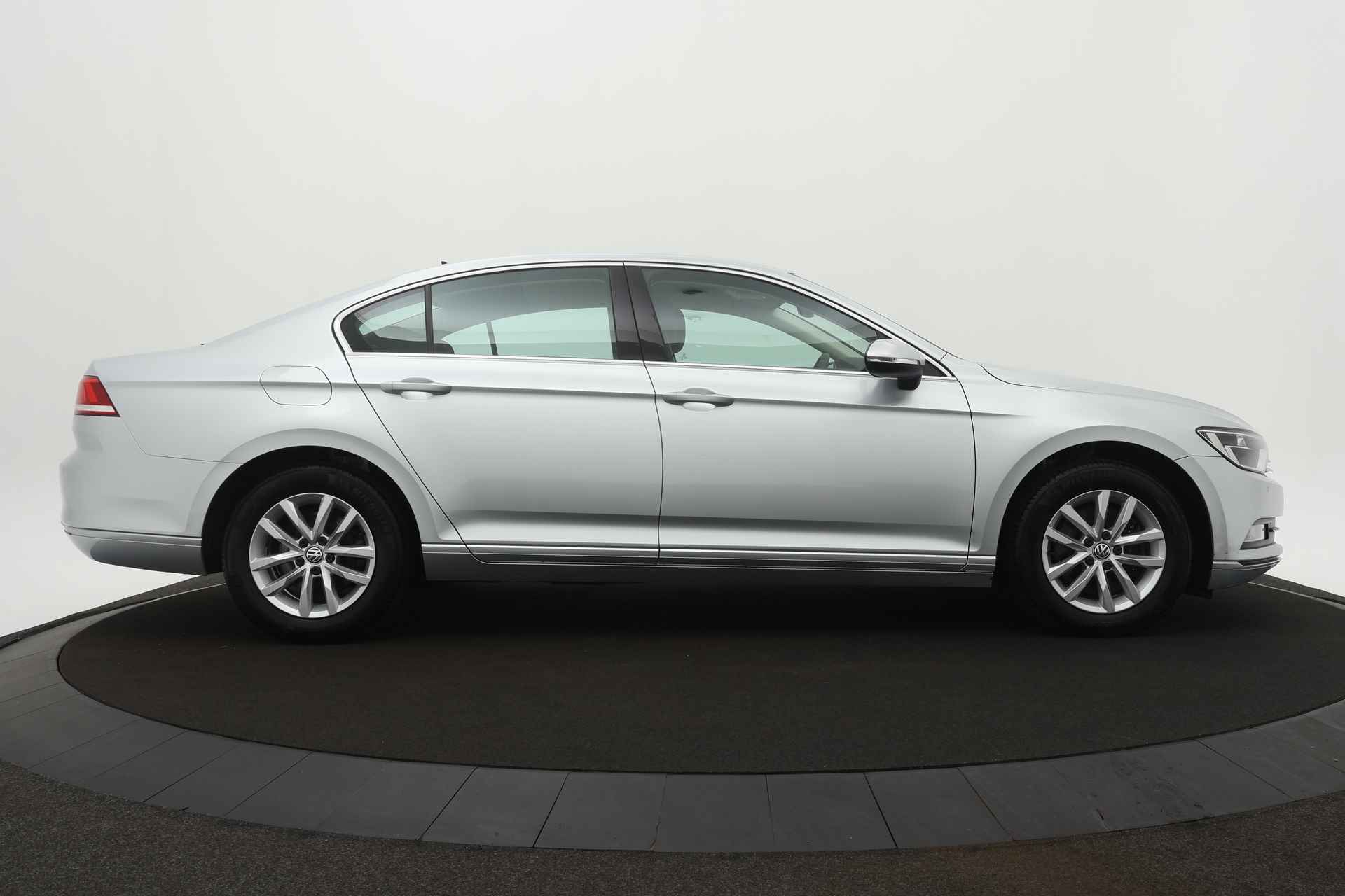 Volkswagen Passat BWJ 2017 1.8 180 PK TSI Business Edition R / AUTOMAAT TREKHAAK / STOELVERWARMING / STUURVERWARMING / ADAPTIVE CRUISE / CLIMA / NAVI / PARKEERSENSOREN / LMV / - 17/29