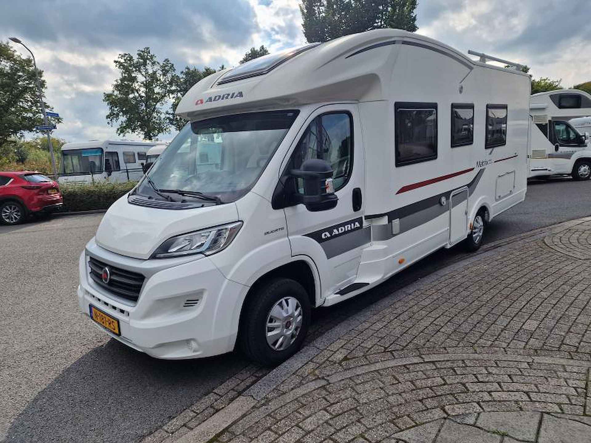 Adria Matrix Plus  670 SLT lage enkele bedde - 5/13