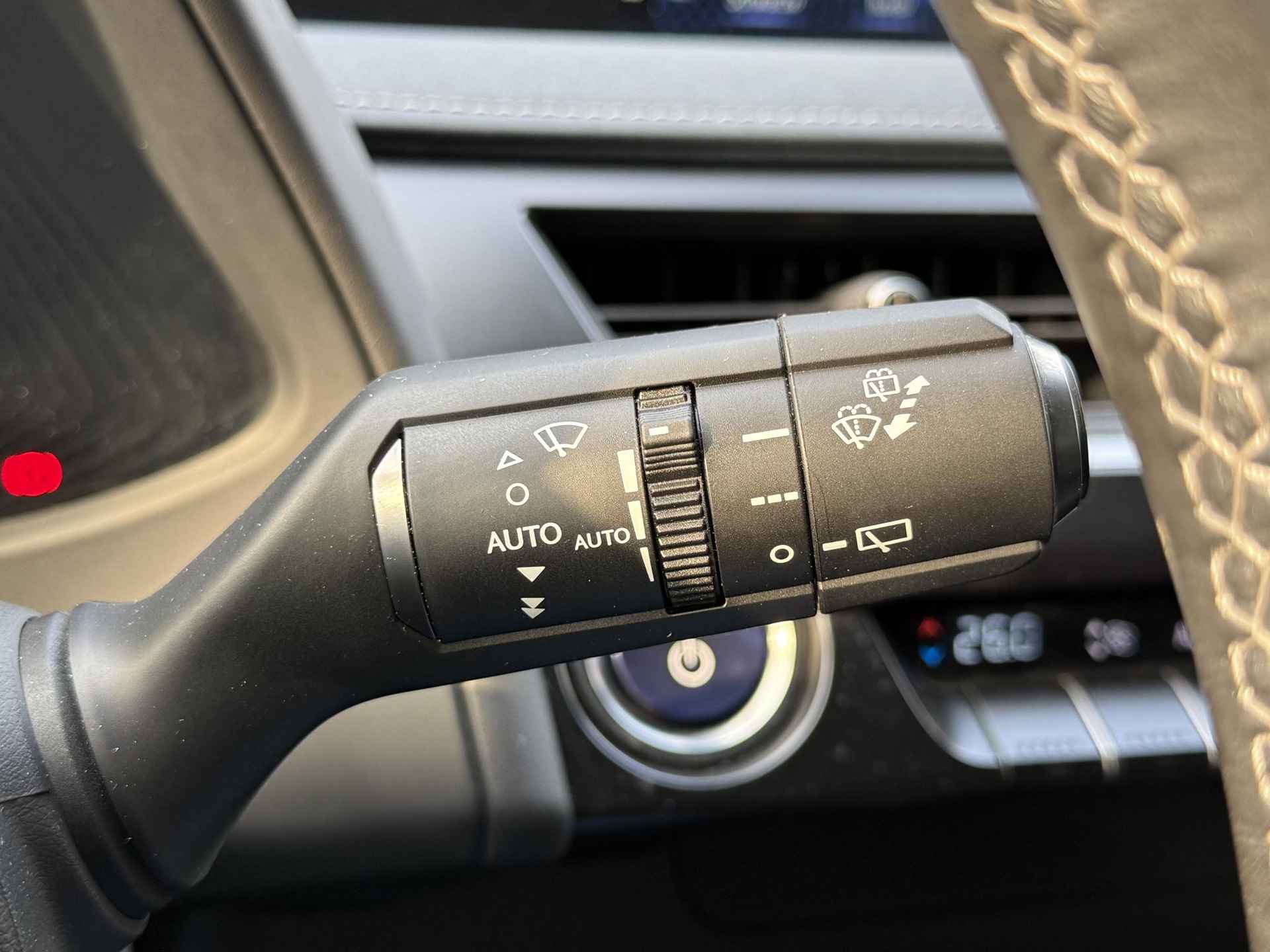 Lexus UX 300e Business 54 kWh / Automaat / Cruise Control Adaptief / Apple&Android Carplay / Camera / Bluetooth / DAB / Climate Control / NAP - 38/48