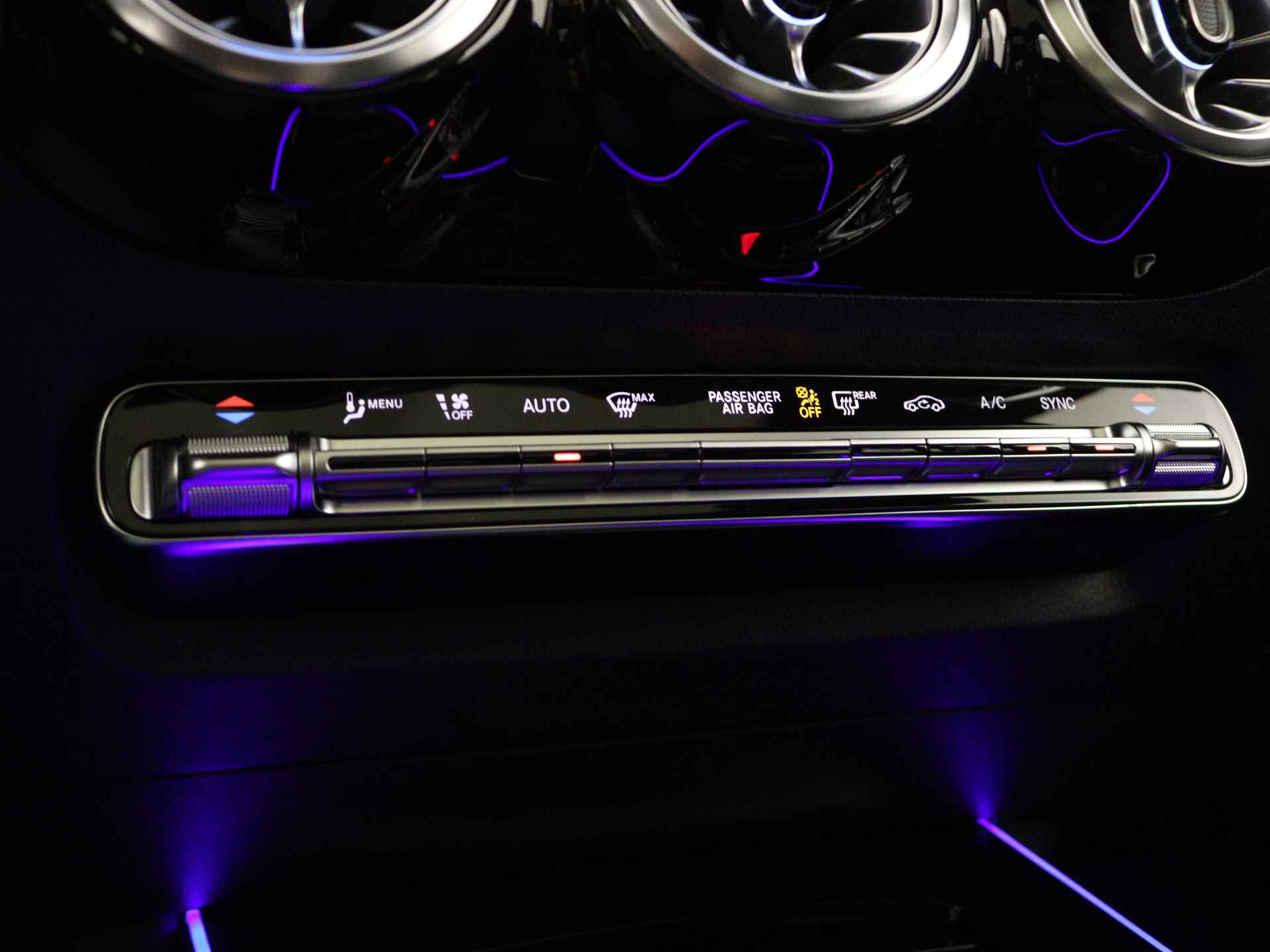 Mercedes-Benz B-Klasse 180 AMG Line | Premium pakket | Panorama-schuifdak | Bagageruimtepakket | (19 inch) multispaaks lichtmetalen AMG-velgen | Dodehoekassistent | Keyless-Go comfortpakket | Stoelverwarming vooraan | - 9/38