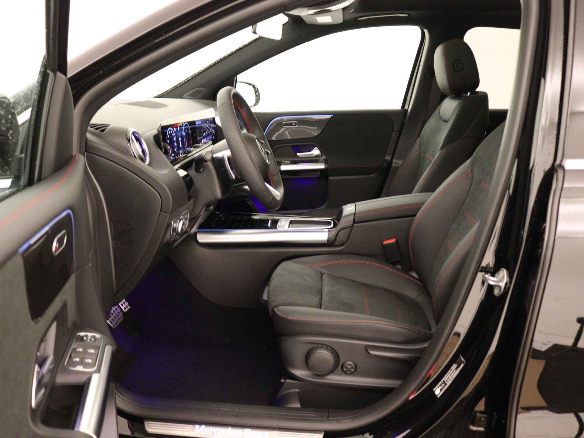 Mercedes-Benz B-Klasse 180 AMG Line | Premium pakket | Panorama-schuifdak | Bagageruimtepakket | (19 inch) multispaaks lichtmetalen AMG-velgen | Dodehoekassistent | Keyless-Go comfortpakket | Stoelverwarming vooraan | - 15/38