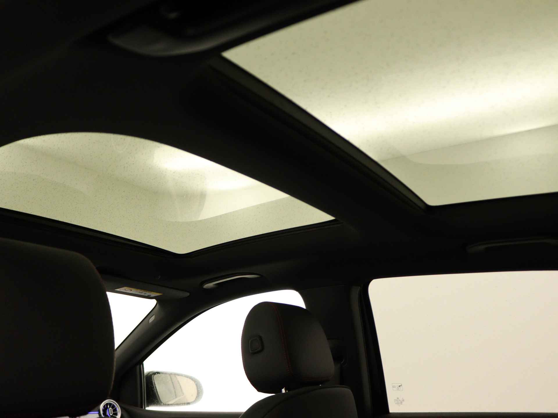 Mercedes-Benz B-Klasse 180 AMG Line | Premium pakket | Panorama-schuifdak | Bagageruimtepakket | (19 inch) multispaaks lichtmetalen AMG-velgen | Dodehoekassistent | Keyless-Go comfortpakket | Stoelverwarming vooraan | - 16/38
