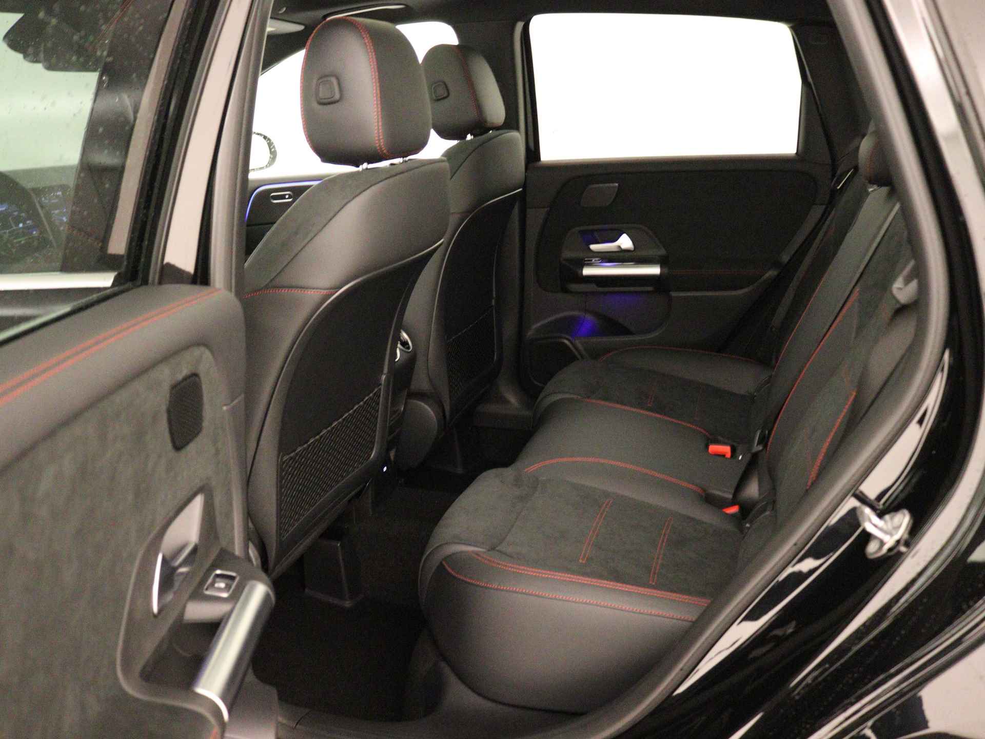 Mercedes-Benz B-Klasse 180 AMG Line | Premium pakket | Panorama-schuifdak | Bagageruimtepakket | (19 inch) multispaaks lichtmetalen AMG-velgen | Dodehoekassistent | Keyless-Go comfortpakket | Stoelverwarming vooraan | - 17/38