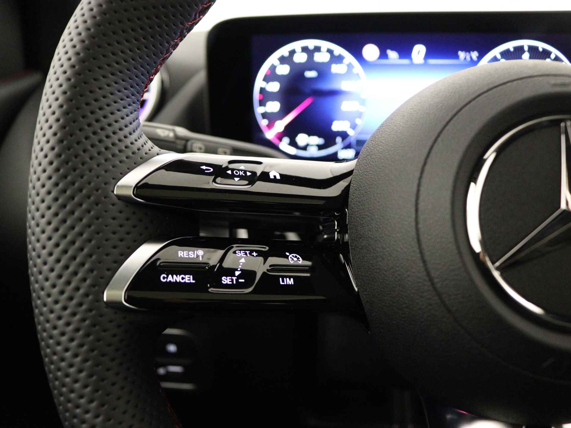 Mercedes-Benz B-Klasse 180 AMG Line | Premium pakket | Panorama-schuifdak | Bagageruimtepakket | (19 inch) multispaaks lichtmetalen AMG-velgen | Dodehoekassistent | Keyless-Go comfortpakket | Stoelverwarming vooraan | - 18/38