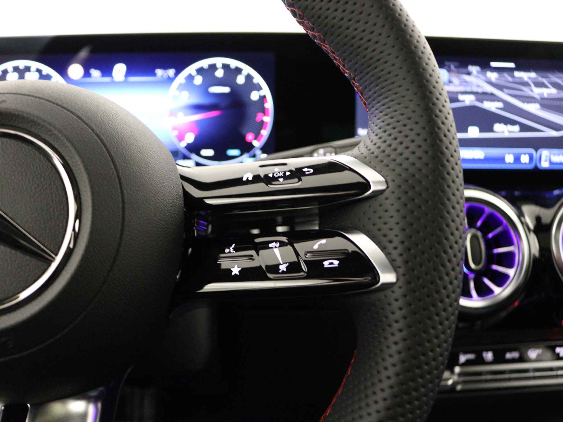 Mercedes-Benz B-Klasse 180 AMG Line | Premium pakket | Panorama-schuifdak | Bagageruimtepakket | (19 inch) multispaaks lichtmetalen AMG-velgen | Dodehoekassistent | Keyless-Go comfortpakket | Stoelverwarming vooraan | - 19/38
