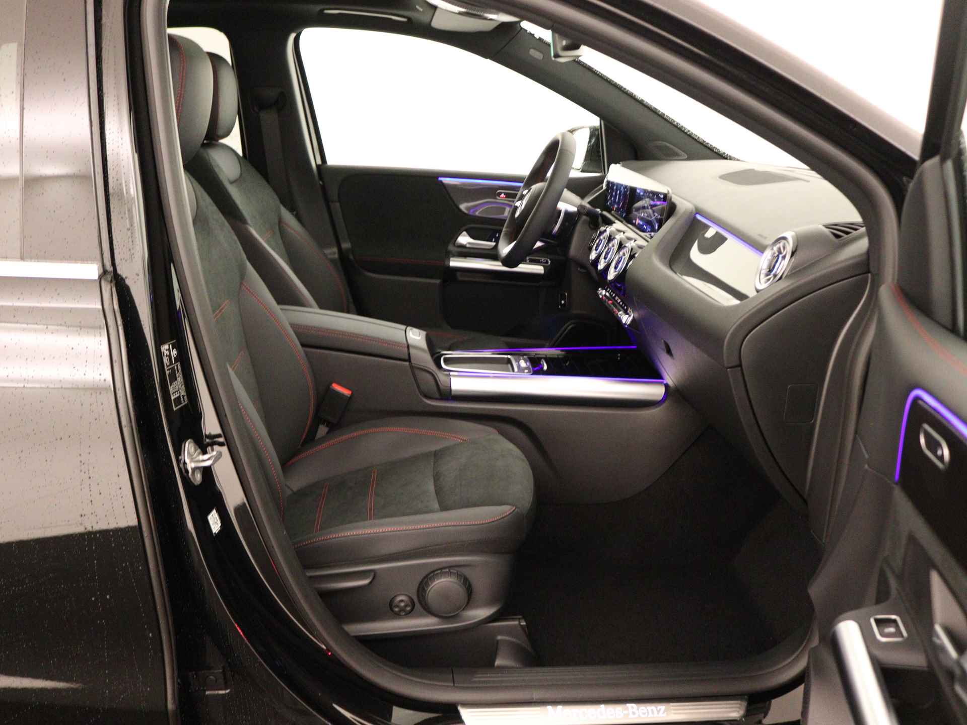Mercedes-Benz B-Klasse 180 AMG Line | Premium pakket | Panorama-schuifdak | Bagageruimtepakket | (19 inch) multispaaks lichtmetalen AMG-velgen | Dodehoekassistent | Keyless-Go comfortpakket | Stoelverwarming vooraan | - 25/38