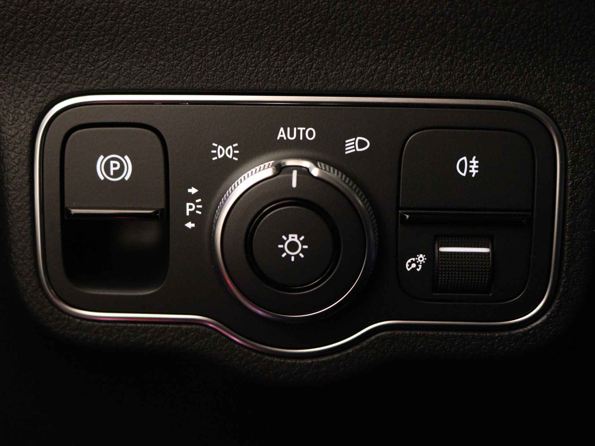 Mercedes-Benz B-Klasse 180 AMG Line | Premium pakket | Panorama-schuifdak | Bagageruimtepakket | (19 inch) multispaaks lichtmetalen AMG-velgen | Dodehoekassistent | Keyless-Go comfortpakket | Stoelverwarming vooraan | - 28/38