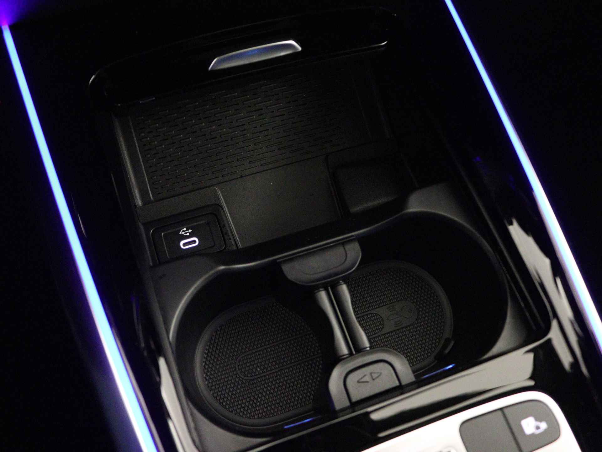 Mercedes-Benz B-Klasse 180 AMG Line | Premium pakket | Panorama-schuifdak | Bagageruimtepakket | (19 inch) multispaaks lichtmetalen AMG-velgen | Dodehoekassistent | Keyless-Go comfortpakket | Stoelverwarming vooraan | - 30/38