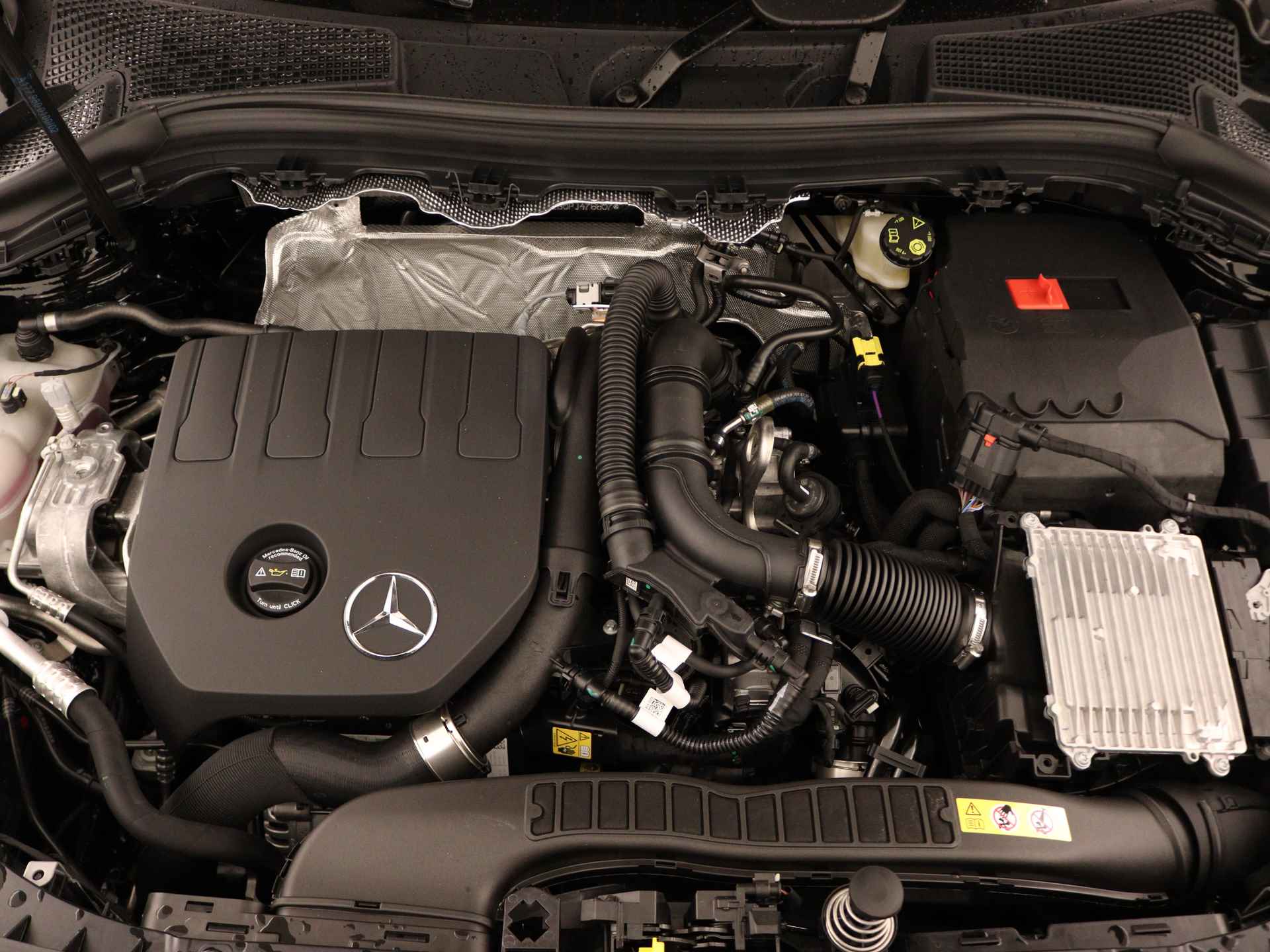 Mercedes-Benz B-Klasse 180 AMG Line | Premium pakket | Panorama-schuifdak | Bagageruimtepakket | (19 inch) multispaaks lichtmetalen AMG-velgen | Dodehoekassistent | Keyless-Go comfortpakket | Stoelverwarming vooraan | - 35/38