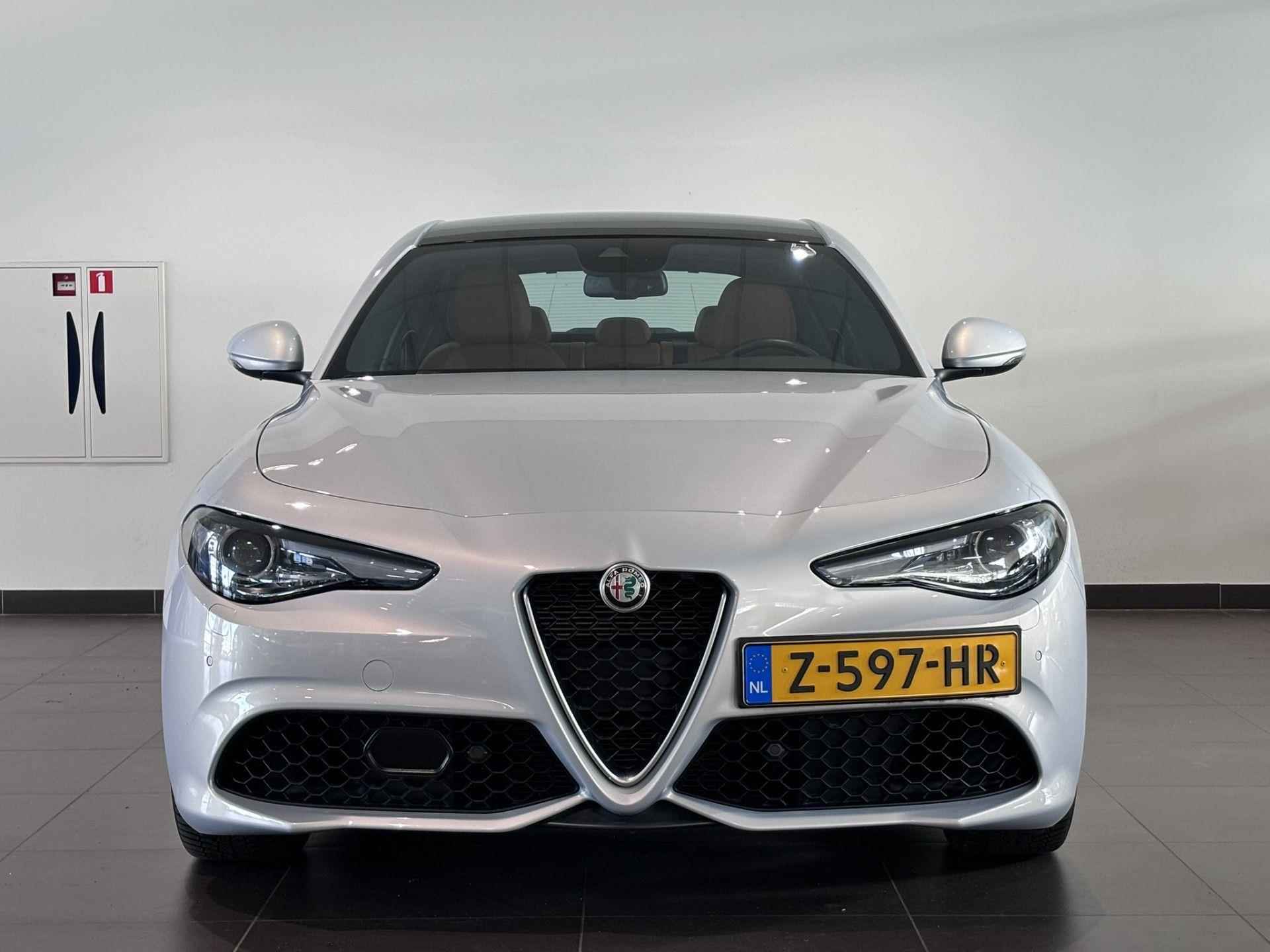 Alfa Romeo Giulia Veloce Ti 2.0 TURBO 280pk AWD AUTOMAAT | COGNAC LEDER | SCHUIF/KANTELDAK | NAVI | CAMERA | 19" LM-VELGEN - 6/75