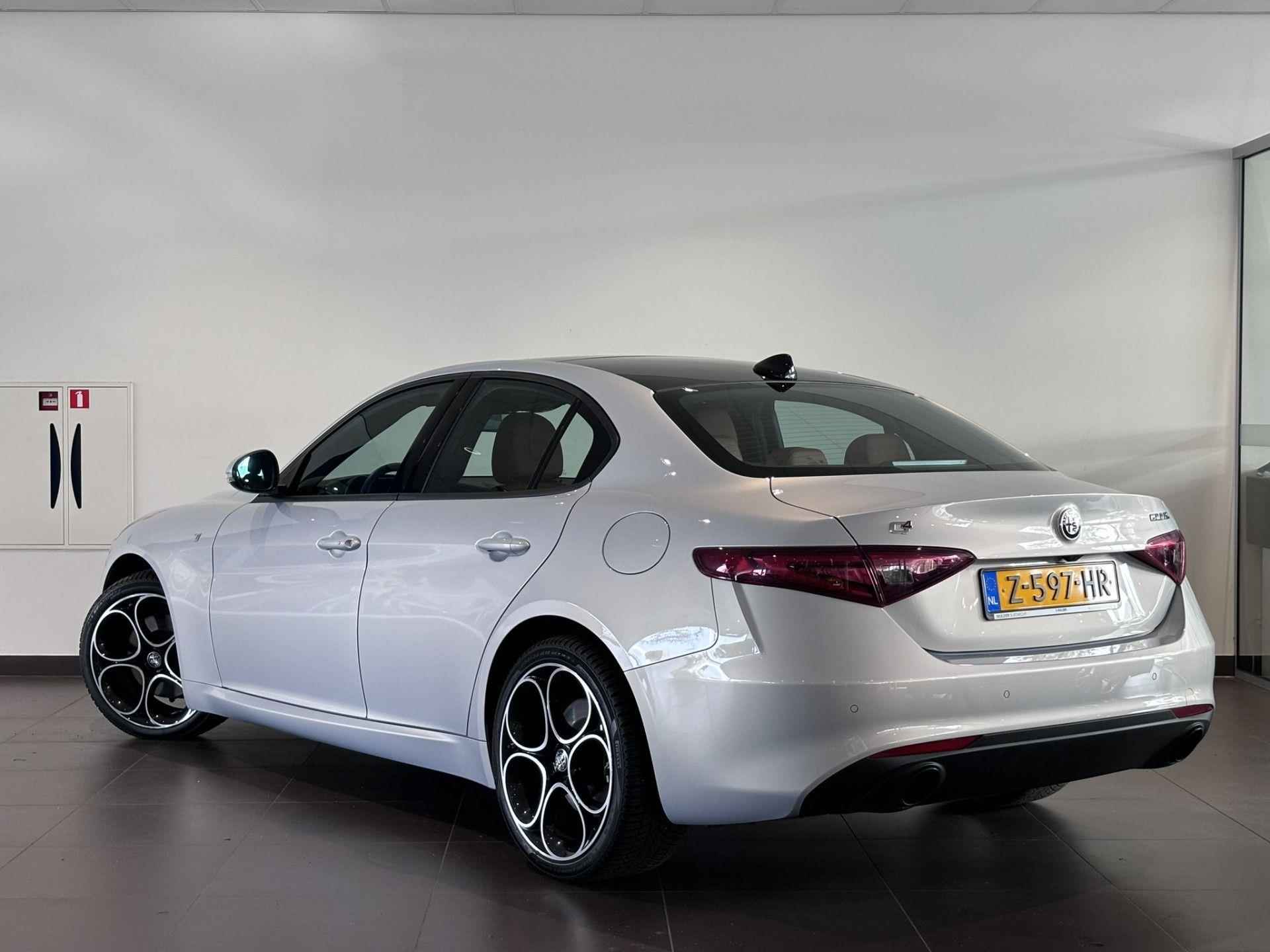 Alfa Romeo Giulia Veloce Ti 2.0 TURBO 280pk AWD AUTOMAAT | COGNAC LEDER | SCHUIF/KANTELDAK | NAVI | CAMERA | 19" LM-VELGEN - 8/75