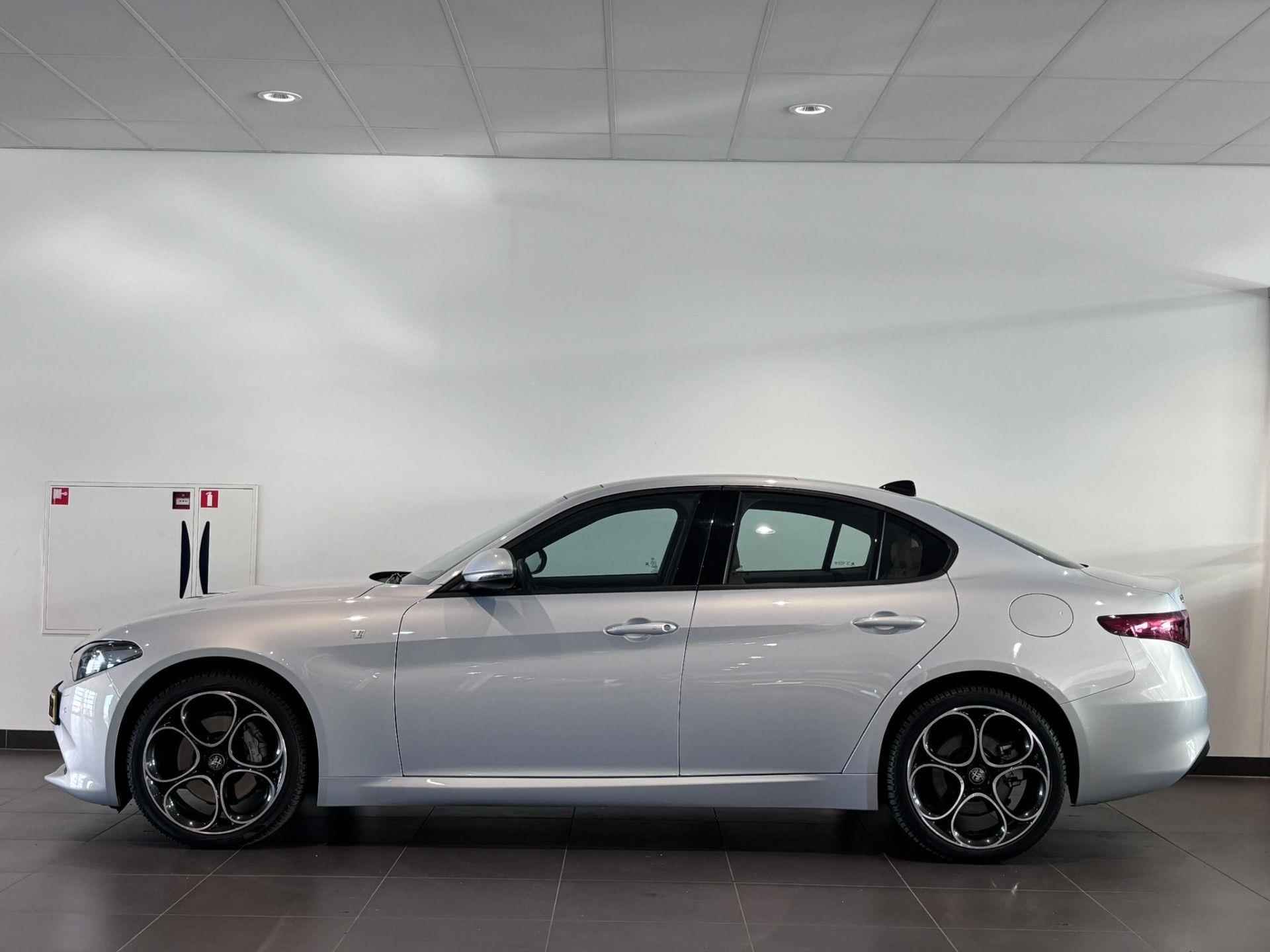 Alfa Romeo Giulia Veloce Ti 2.0 TURBO 280pk AWD AUTOMAAT | COGNAC LEDER | SCHUIF/KANTELDAK | NAVI | CAMERA | 19" LM-VELGEN - 10/75