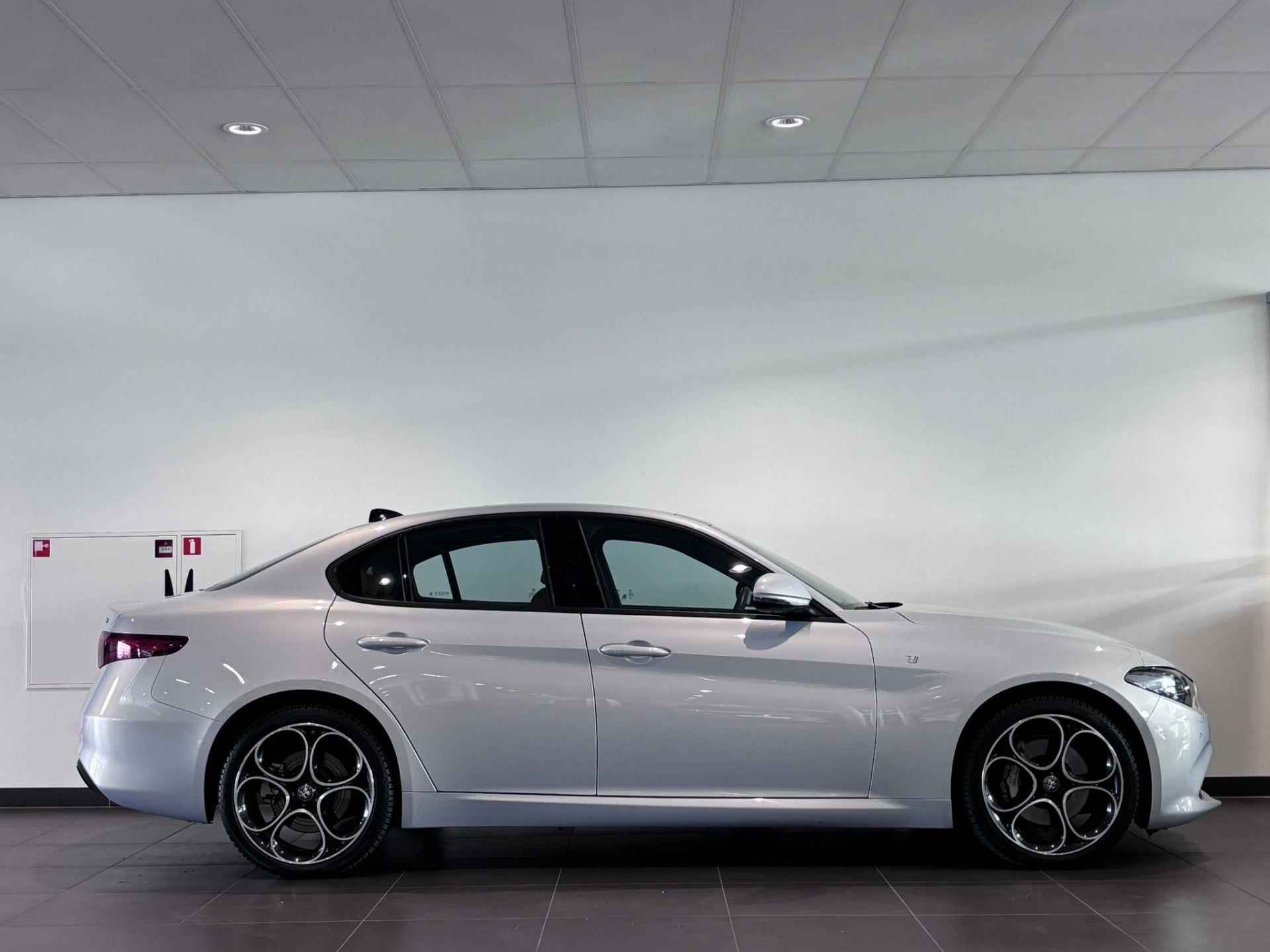 Alfa Romeo Giulia Veloce Ti 2.0 TURBO 280pk AWD AUTOMAAT | COGNAC LEDER | SCHUIF/KANTELDAK | NAVI | CAMERA | 19" LM-VELGEN - 11/75