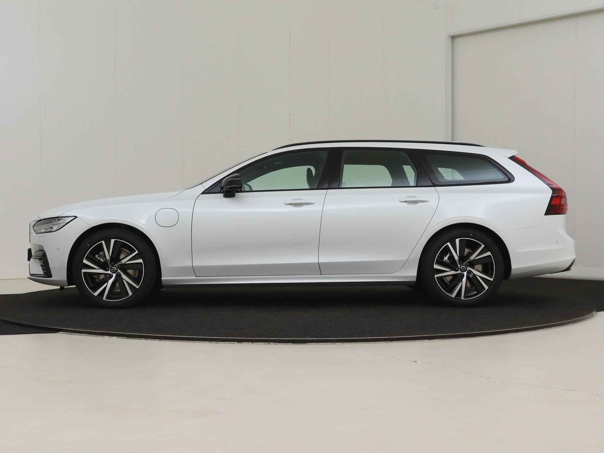 Volvo V90 T6 AUT8 350PK Ultimate Bright, 360 Graden Camera, Luchtvering, Bowers & Wilkins Audio, Adaptieve Cruise Control, Dodehoekdetectie Met Correctie, Navigatiesysteem, Panorama Dak, Electronic Climate Control, Standkachel, Verwarmbaar Stuurwiel, Parkeersensoren, Rijstrooksensor Met Correctie, Apple Carplay/Android Auto, Keyless Entry, Verwarmbare Voor- En Achterstoelen - 2/20