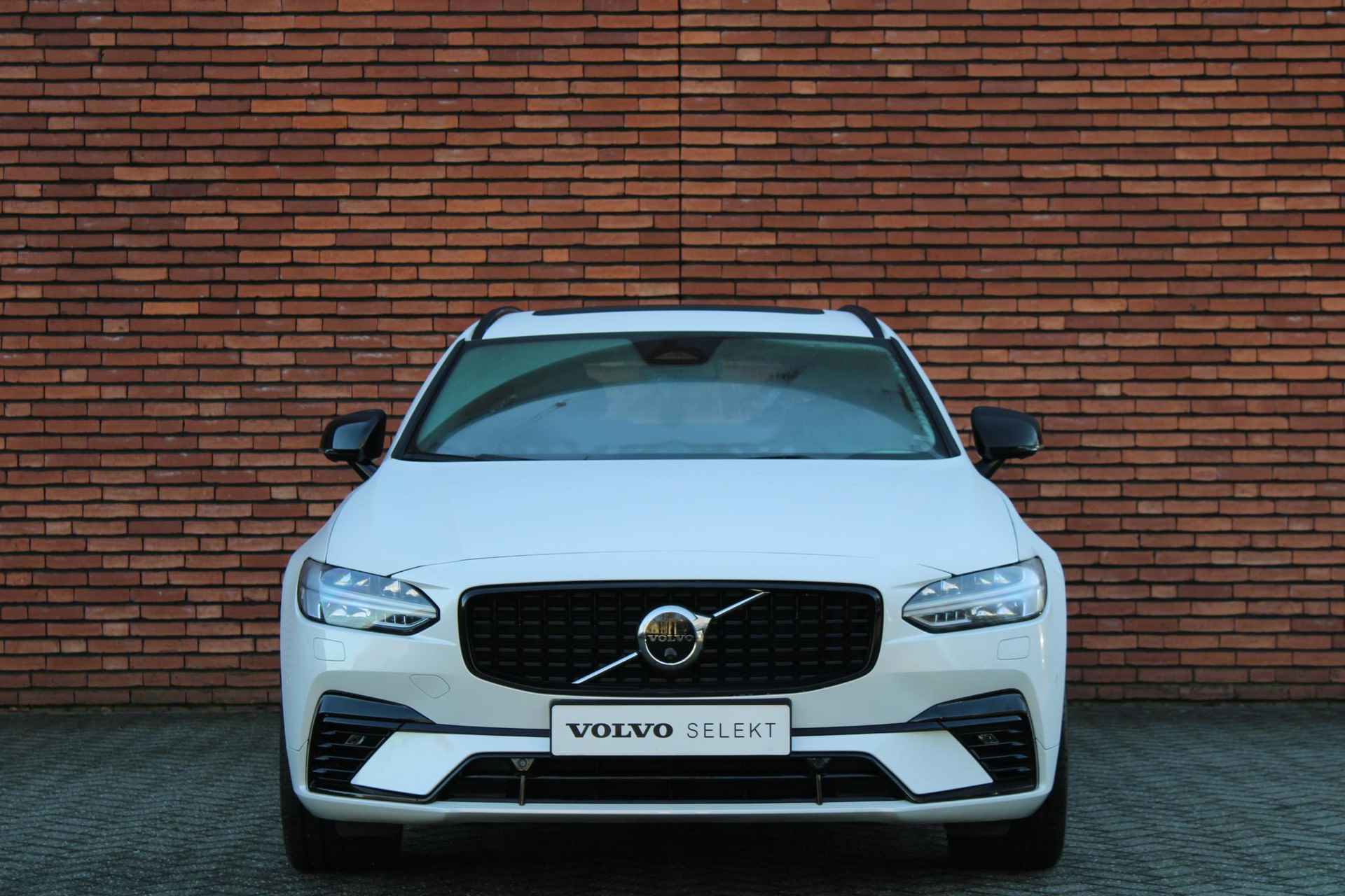 Volvo V90 T6 AUT8 350PK Ultimate Bright, 360 Graden Camera, Luchtvering, Bowers & Wilkins Audio, Adaptieve Cruise Control, Dodehoekdetectie Met Correctie, Navigatiesysteem, Panorama Dak, Electronic Climate Control, Standkachel, Verwarmbaar Stuurwiel, Parkeersensoren, Rijstrooksensor Met Correctie, Apple Carplay/Android Auto, Keyless Entry, Verwarmbare Voor- En Achterstoelen - 17/21