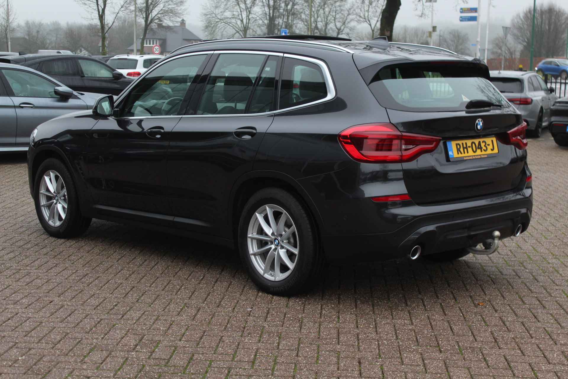 BMW X3 xDrive20d High Exe. / Trekhaak / Panoramadak / Camera / Leder / 18'' / Navigatie / Stoelverwarming / Cruise Control - 3/40