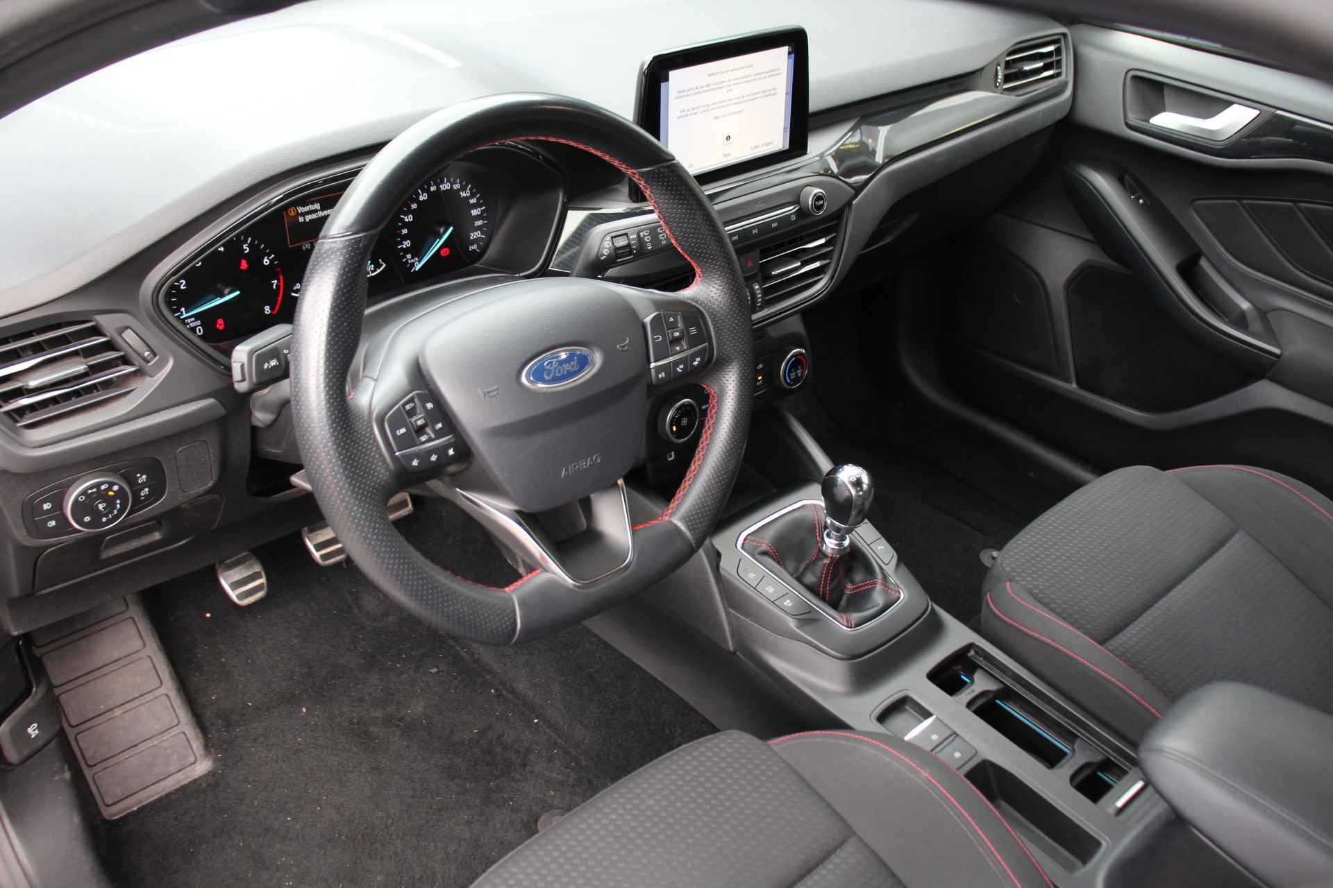Ford Focus Wagon 1.0EB 125PK ST-LINE | Navigatie | Cruise | Parkeersensoren voor & achter | 17' | Apple Carplay - 4/27