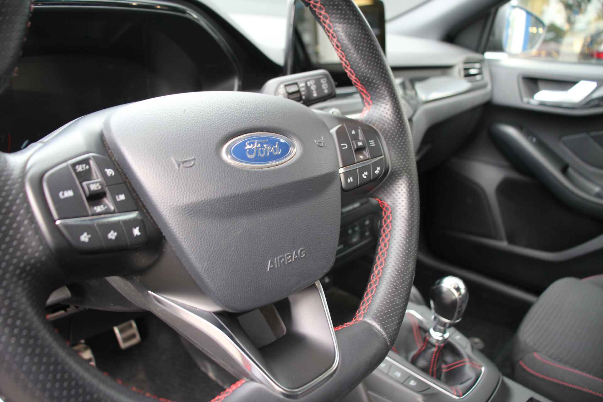 Ford Focus Wagon 1.0EB 125PK ST-LINE | Navigatie | Cruise | Parkeersensoren voor & achter | 17' | Apple Carplay - 7/27