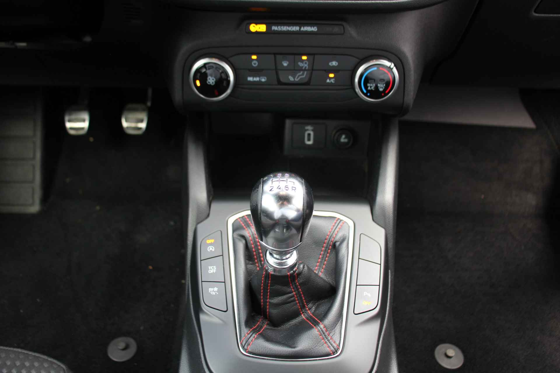 Ford Focus Wagon 1.0EB 125PK ST-LINE | Navigatie | Cruise | Parkeersensoren voor & achter | 17' | Apple Carplay - 24/27