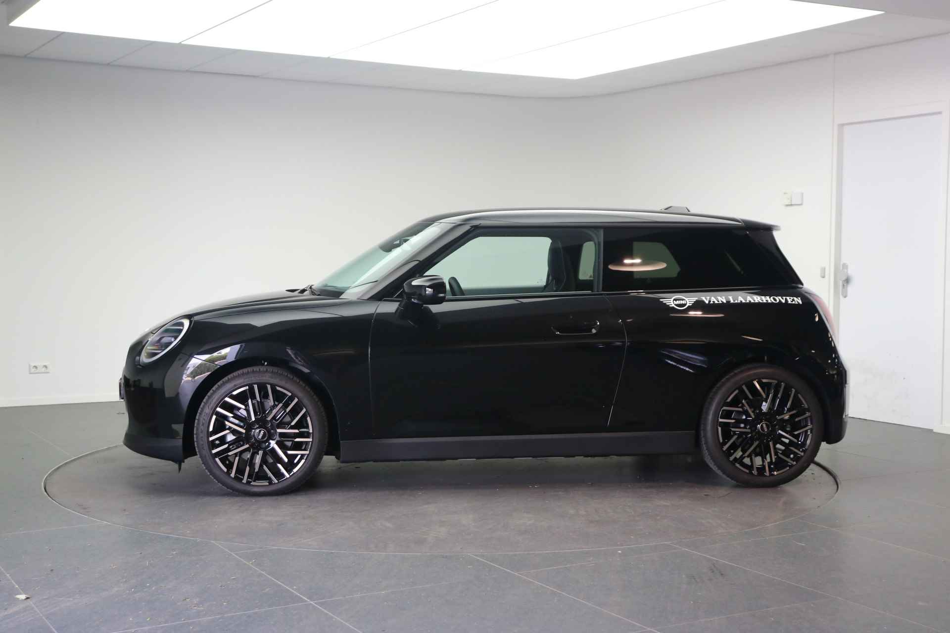 MINI Hatchback Cooper SE Favoured 54.2 kWh / Panoramadak / JCW Sportstoelen / LED / Head-Up / Comfort Access / Demo - 4/32