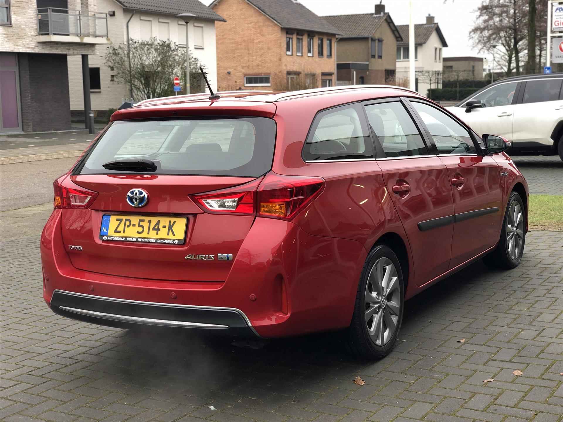 Toyota Auris Touring Sports 1.8 Hybrid Executive | Navigatie, Parkeersensoren, 17 inch, Half leer, stoelverwarming, Keyless - 6/34