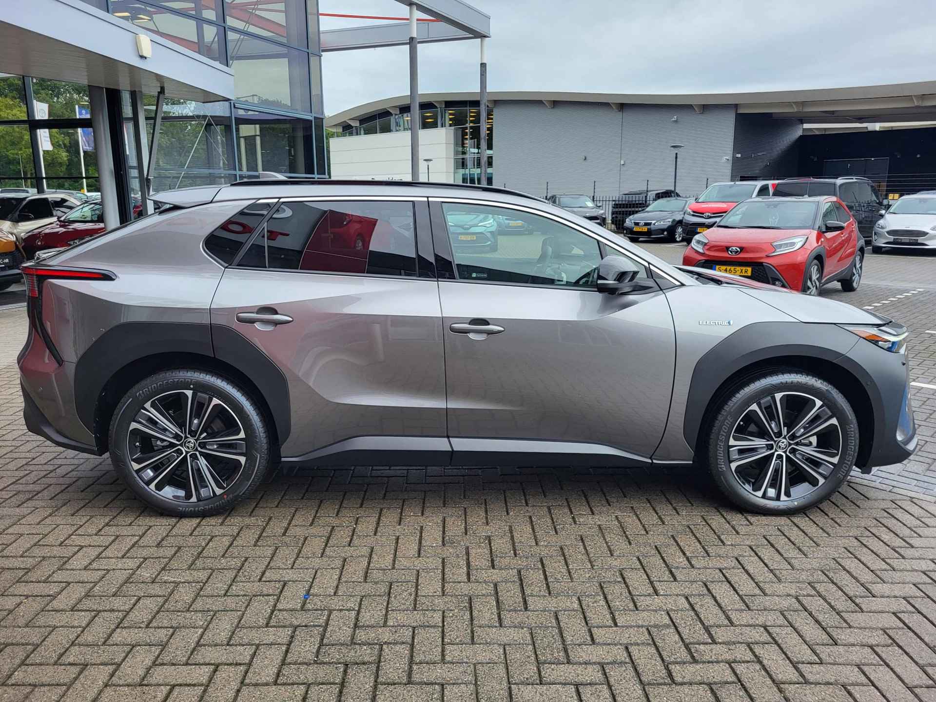 Toyota bZ4X Premium 71 kWh NIEUW VOORRAADVOORDEEL VAN €56.450 VOOR €49.400! 3-FASE LEER PANODAK STOELVERW/KOELING STUURVERW NAVI 360-CAMERA APPLE/ANDROID AD-CRUISE CLIMA WARMTEPOMP - 6/43