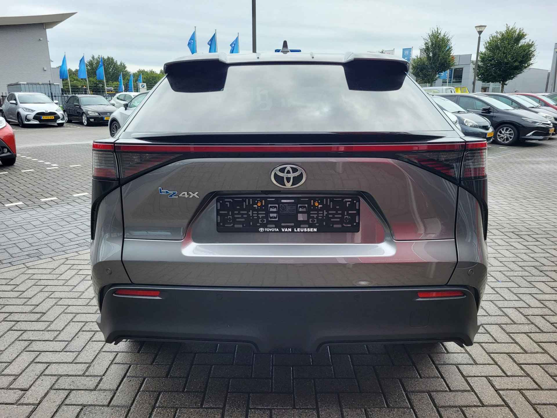 Toyota bZ4X Premium 71 kWh NIEUW VOORRAADVOORDEEL VAN €56.450 VOOR €49.400! 3-FASE LEER PANODAK STOELVERW/KOELING STUURVERW NAVI 360-CAMERA APPLE/ANDROID AD-CRUISE CLIMA WARMTEPOMP - 40/43