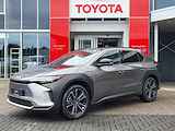 Toyota bZ4X Premium 71 kWh NIEUW VOORRAADVOORDEEL VAN €56.450 VOOR €49.400! 3-FASE LEER PANODAK STOELVERW/KOELING STUURVERW NAVI 360-CAMERA APPLE/ANDROID AD-CRUISE CLIMA WARMTEPOMP