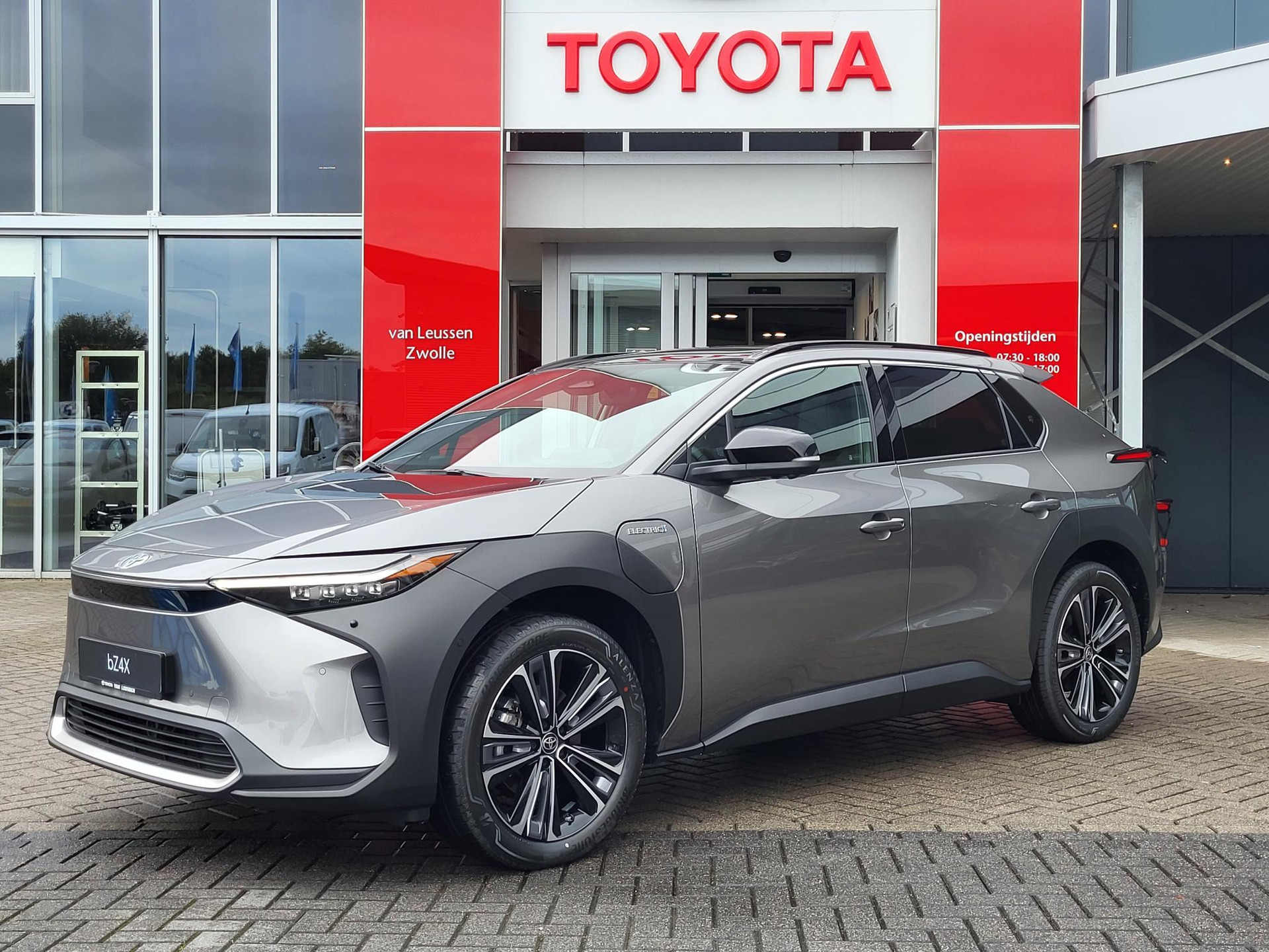 Toyota bZ4X Premium 71 kWh NIEUW VOORRAADVOORDEEL VAN €56.450 VOOR €49.400! 3-FASE LEER PANODAK STOELVERW/KOELING STUURVERW NAVI 360-CAMERA APPLE/ANDROID AD-CRUISE CLIMA WARMTEPOMP