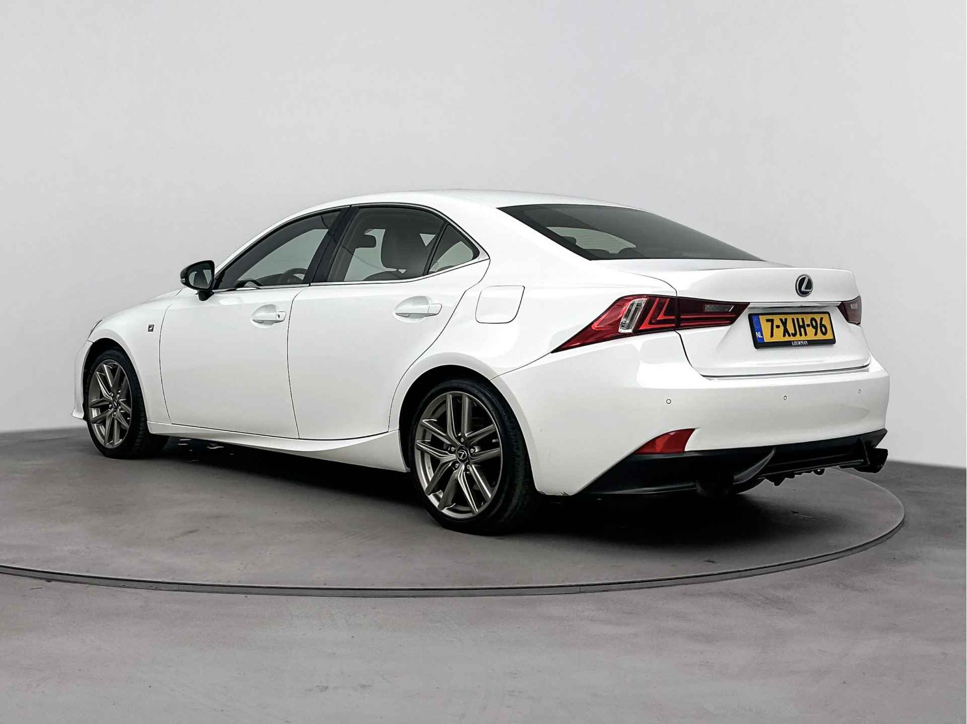 Lexus IS 300h F-Sport Edition | Verwarmde voorstoelen | Navigatie | Sportuitlaat | - 16/39