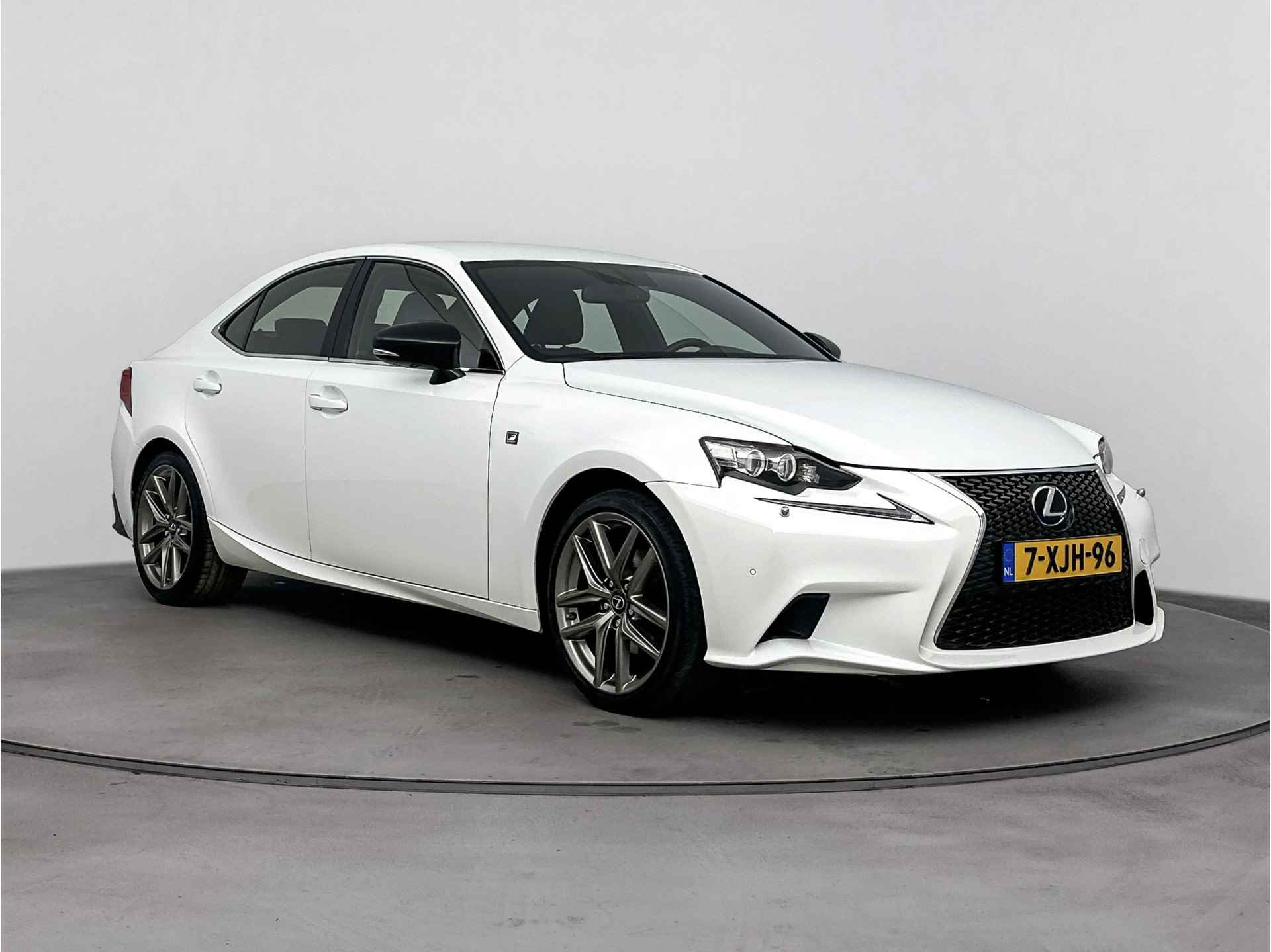 Lexus IS 300h F-Sport Edition | Verwarmde voorstoelen | Navigatie | Sportuitlaat | - 28/39