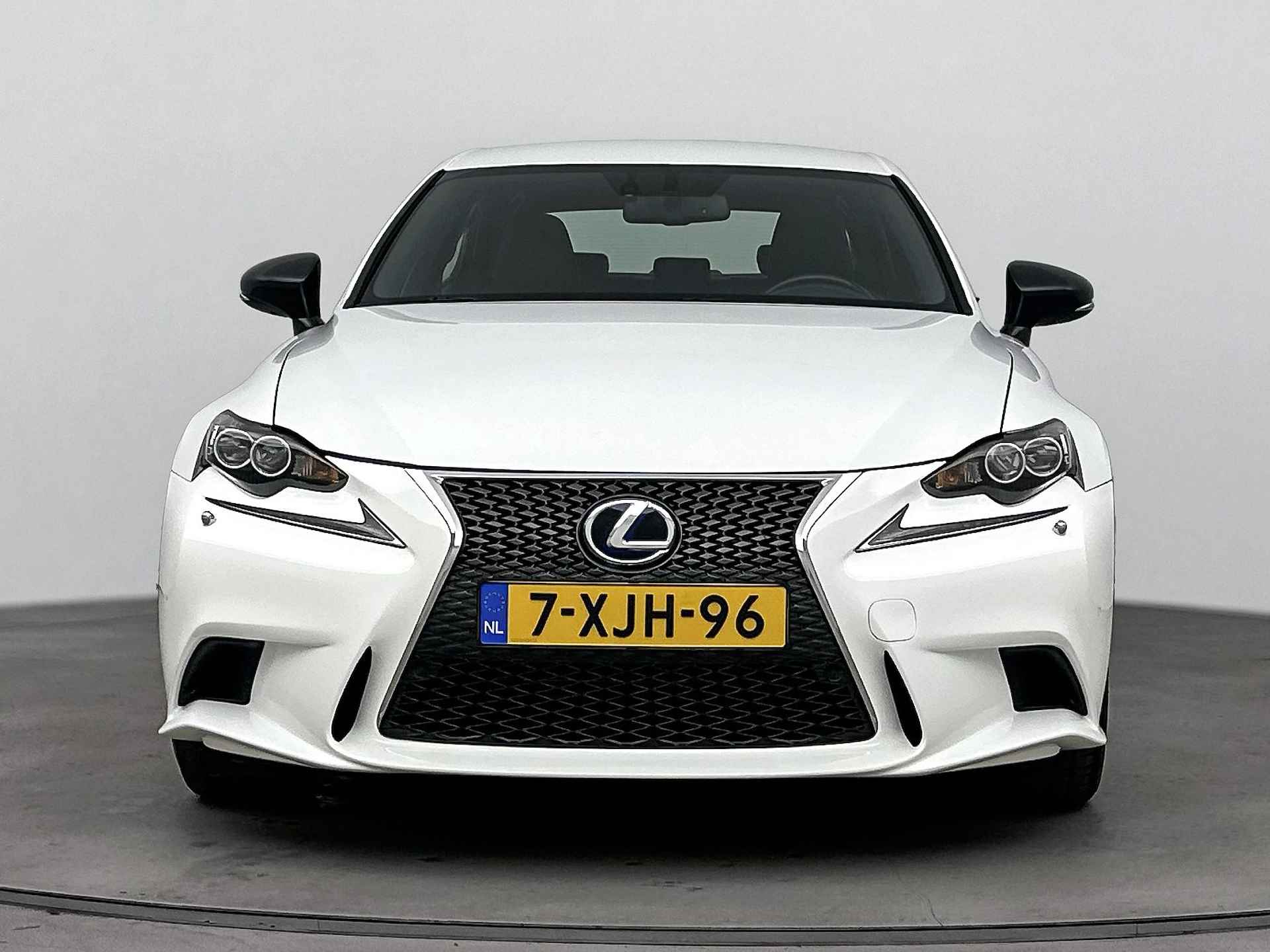 Lexus IS 300h F-Sport Edition | Verwarmde voorstoelen | Navigatie | Sportuitlaat | - 29/39