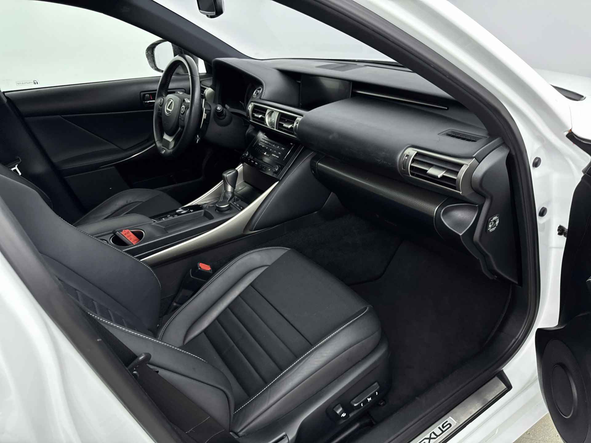 Lexus IS 300h F-Sport Edition | Verwarmde voorstoelen | Navigatie | Sportuitlaat | - 30/39