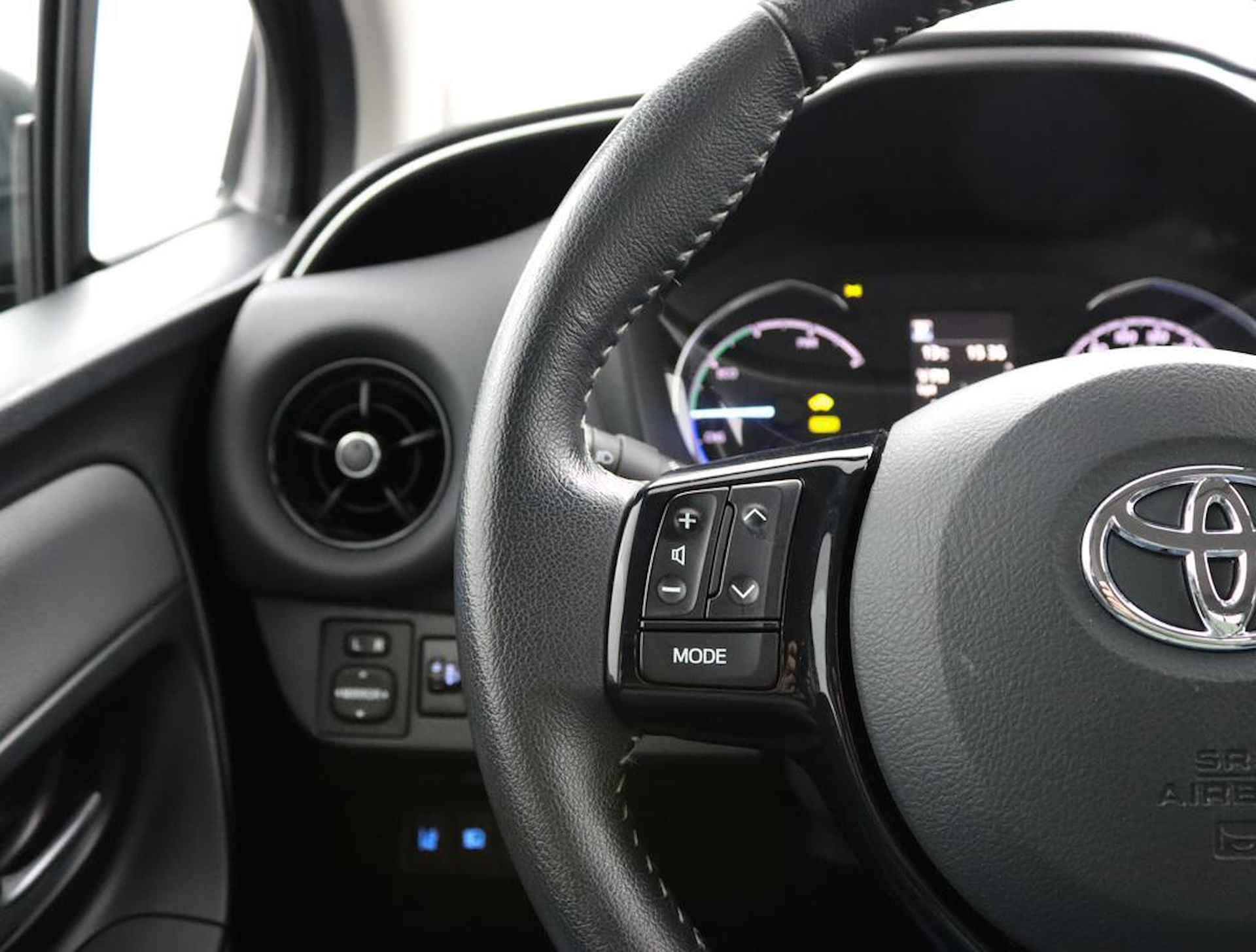 Toyota Yaris 1.5 Hybrid Design | Parkeercamera | Navigatie | Climate control | Cruise control | - 19/54
