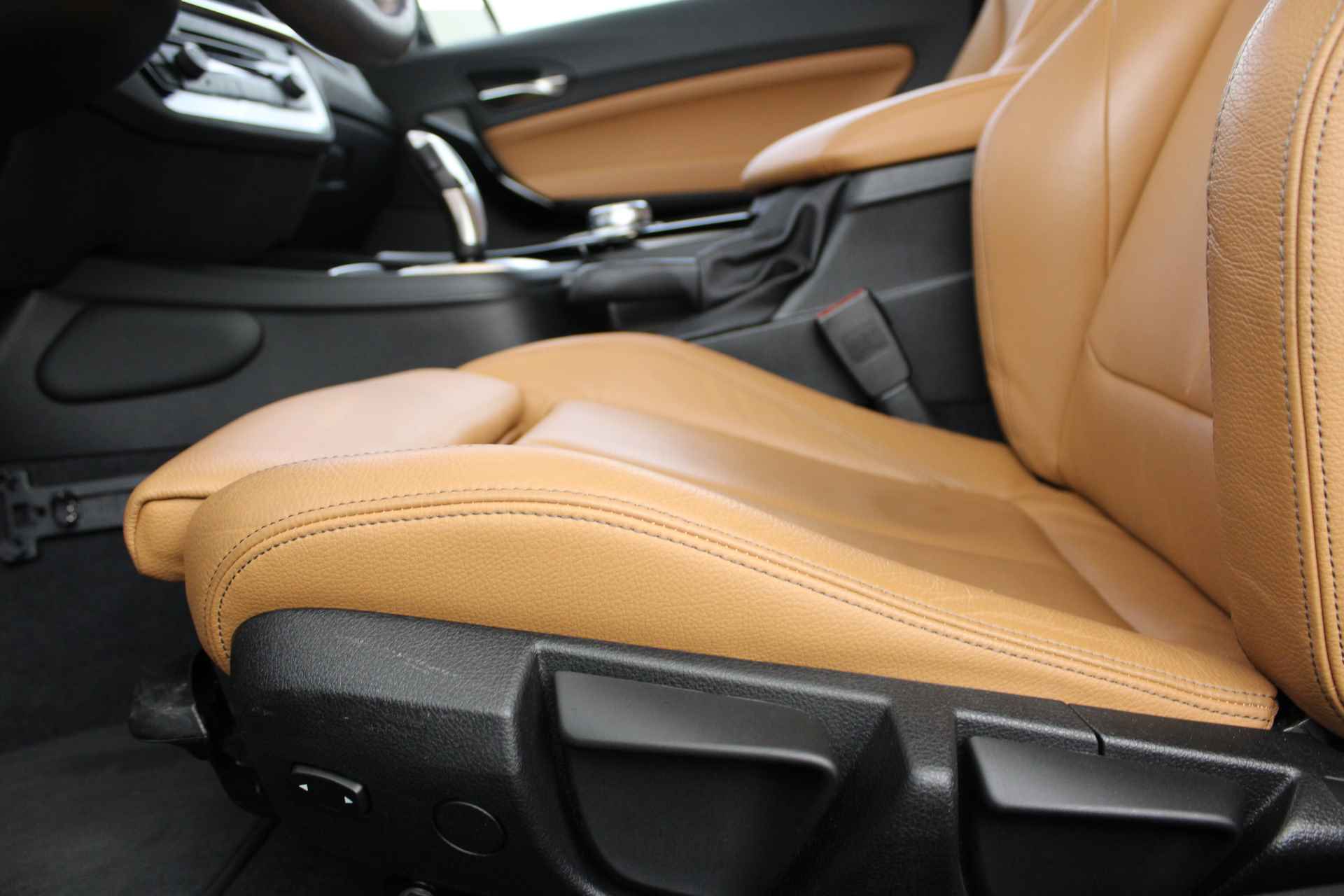 BMW 1-serie 120i High Executive Automaat / Sportstoelen / LED / M Sportonderstel / Stoelverwarming / PDC voor + achter / Navigatie Professional - 8/45