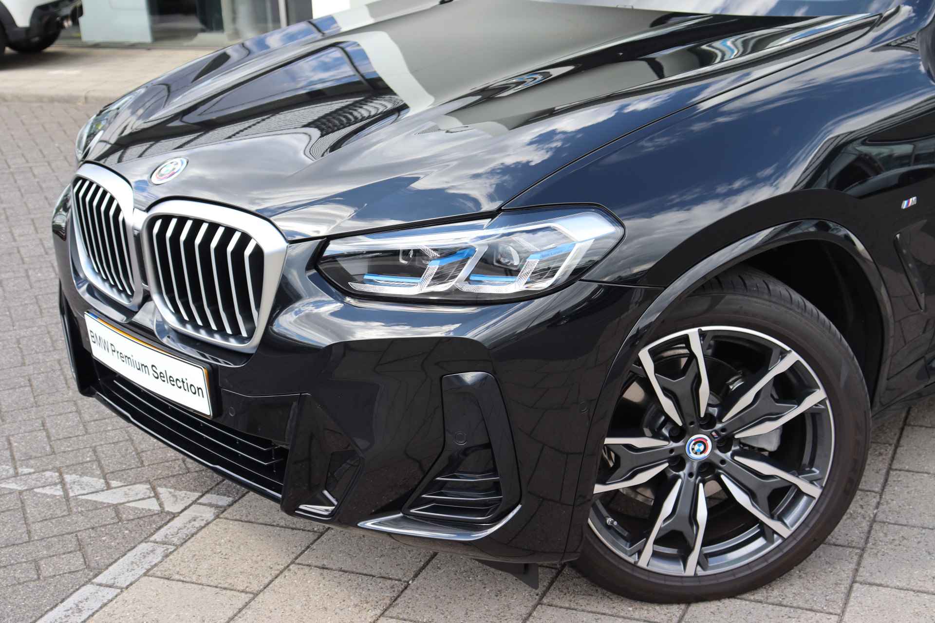 BMW X3 xDrive20d High Executive M Sport Automaat / BMW M 50 Jahre uitvoering / Panoramadak / Trekhaak / Laserlight / Sportstoelen / Parking Assistant / Leder - 3/28