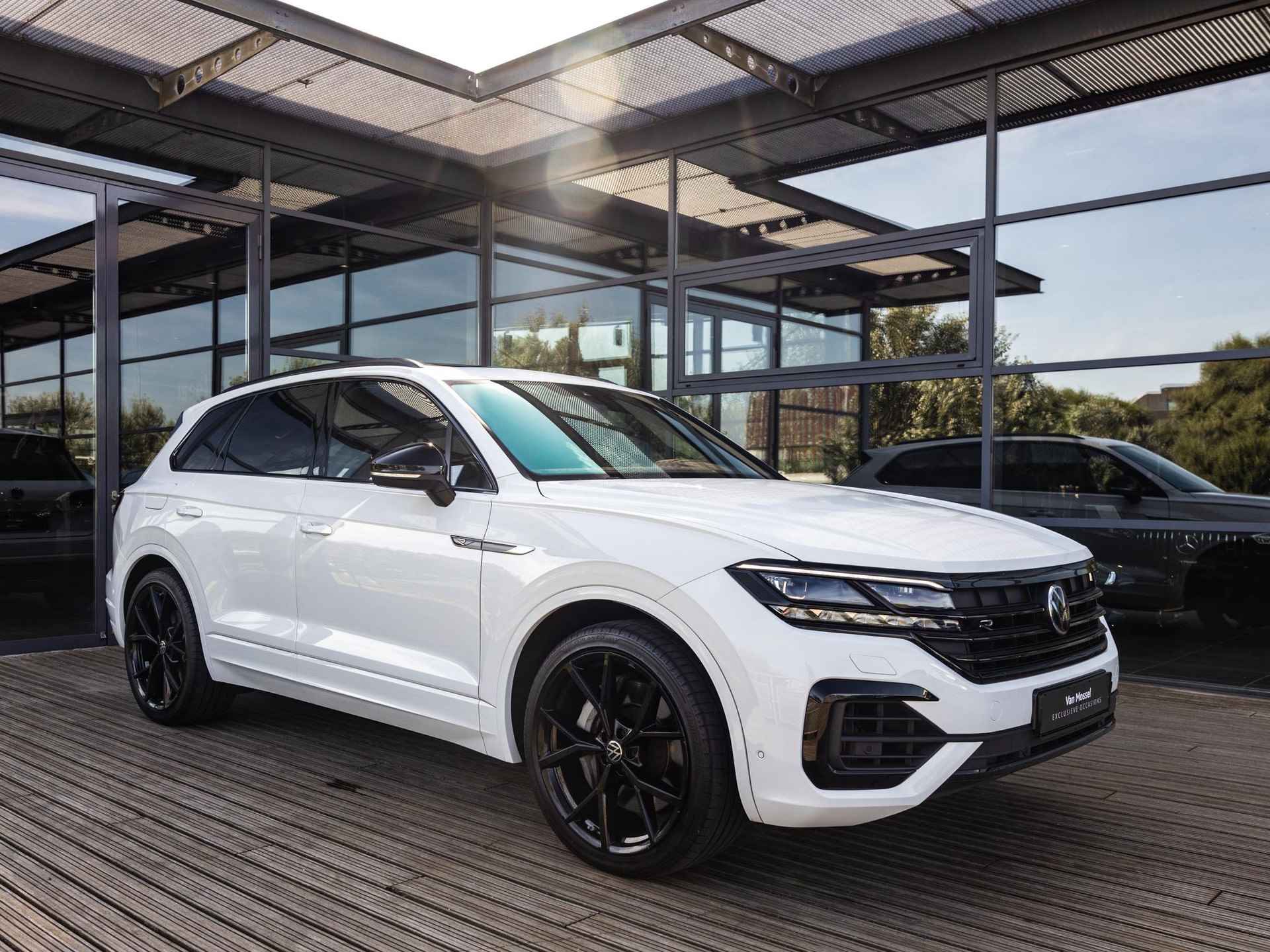 Volkswagen Touareg 3.0 TSi 4Motion R E-Hybrid | SOFTCLOSE | PANORAMA/SCHUIF-KANTELDAK | APPLE CARPLAY | MATRIX-LED | INNOVISIONDASHBOARD | 22" ESTORIL | BLACK STYLE | LUCHTVERING | - 4/54