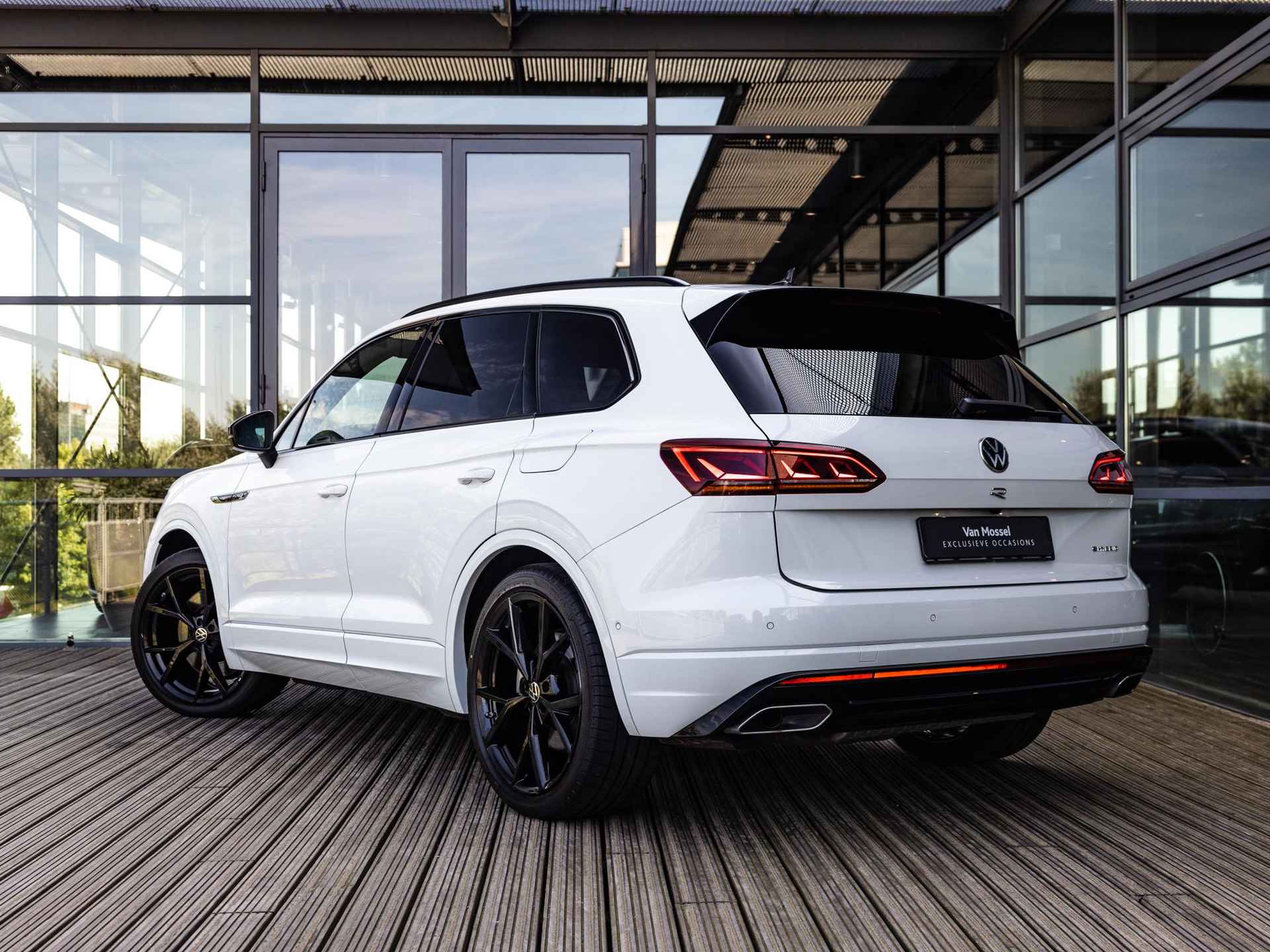 Volkswagen Touareg 3.0 TSi 4Motion R E-Hybrid | SOFTCLOSE | PANORAMA/SCHUIF-KANTELDAK | APPLE CARPLAY | MATRIX-LED | INNOVISIONDASHBOARD | 22" ESTORIL | BLACK STYLE | LUCHTVERING | - 5/54