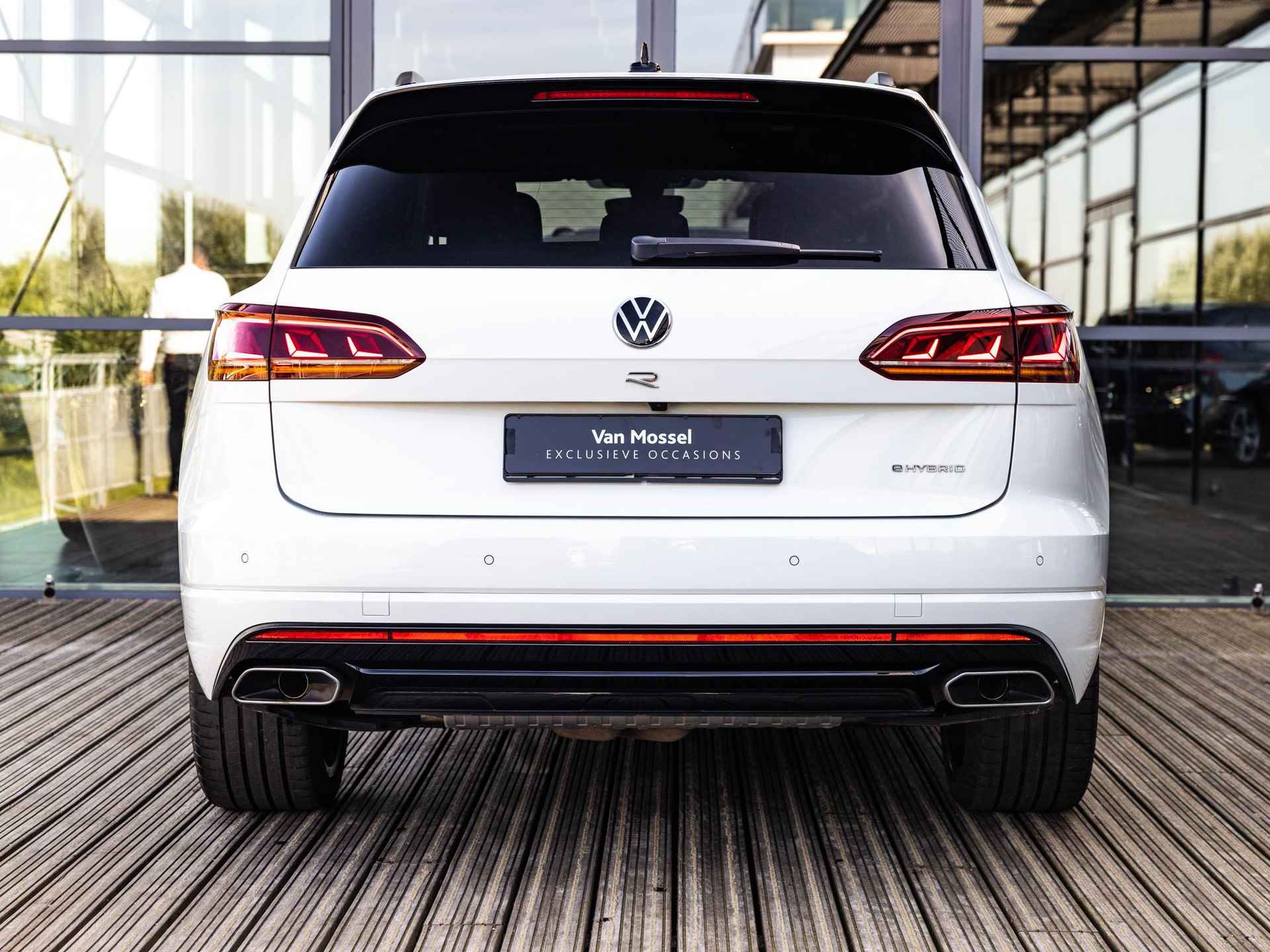 Volkswagen Touareg 3.0 TSi 4Motion R E-Hybrid | SOFTCLOSE | PANORAMA/SCHUIF-KANTELDAK | APPLE CARPLAY | MATRIX-LED | INNOVISIONDASHBOARD | 22" ESTORIL | BLACK STYLE | LUCHTVERING | - 6/54