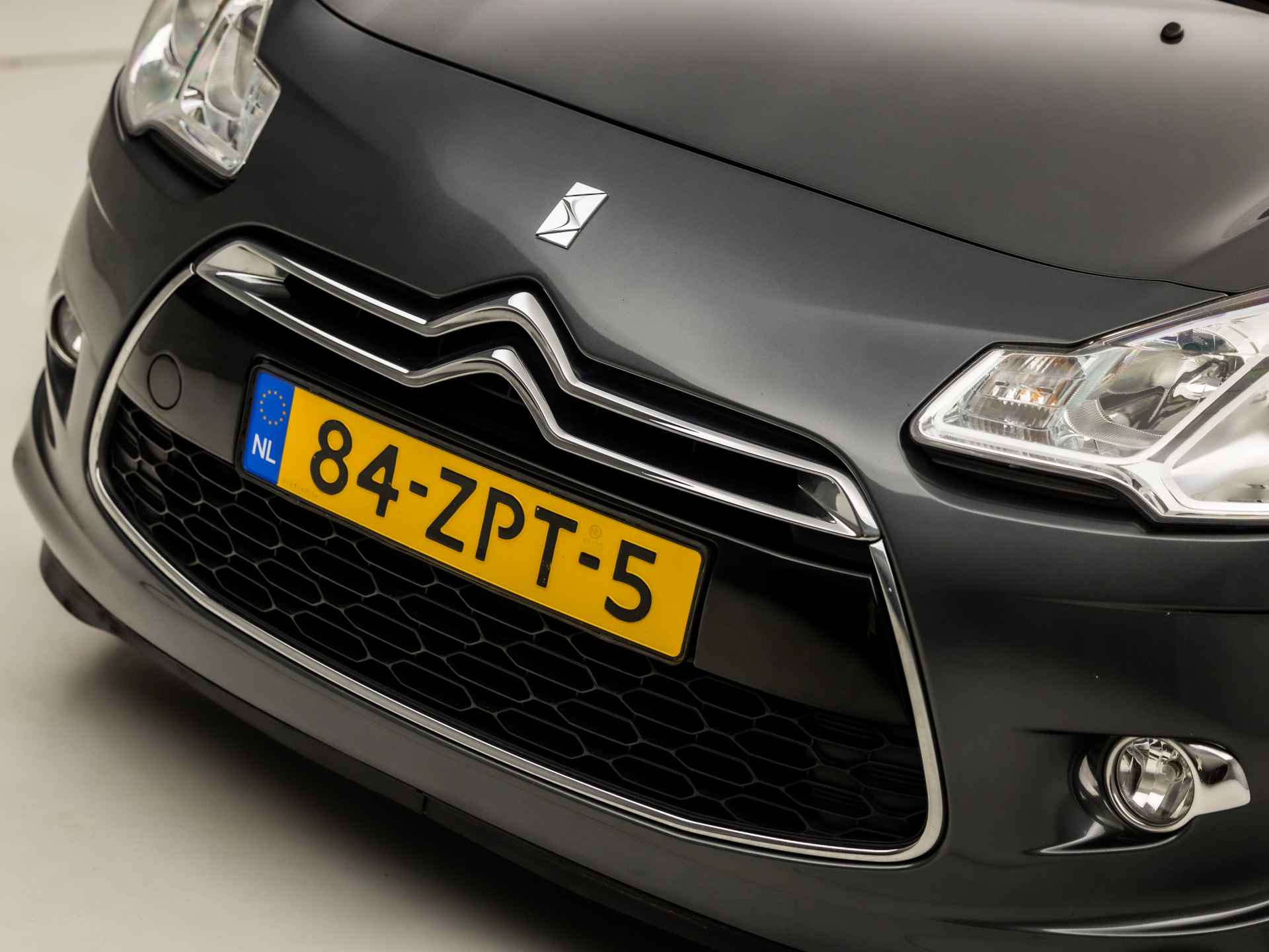 Citroën DS3 1.2 VTi So Chic (NAVIGATIE, NAP, CLIMATE, CRUISE, SPORTSTOELEN, ARMSTEUN, GETINT GLAS, ELEK RAMEN, NIEUWSTAAT) - 24/28