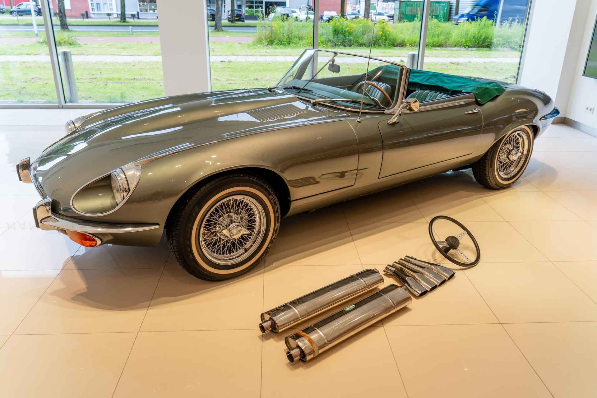 Jaguar E-Type 5.3 V12 Roadster - 8/35