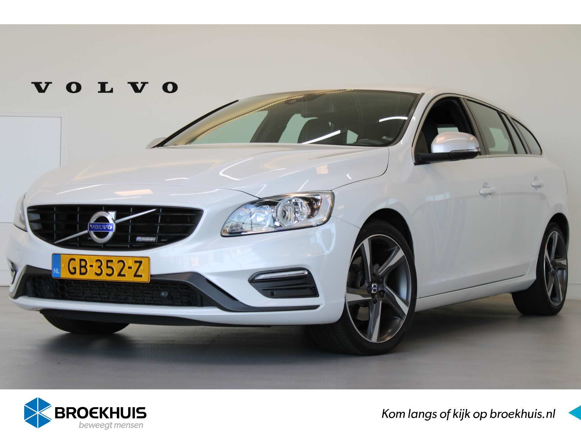 Volvo V60 T3 180PK Automaat R-Design | Trekhaak | Polestar | Navigatie | 18'' LMV | Park Assist V+A