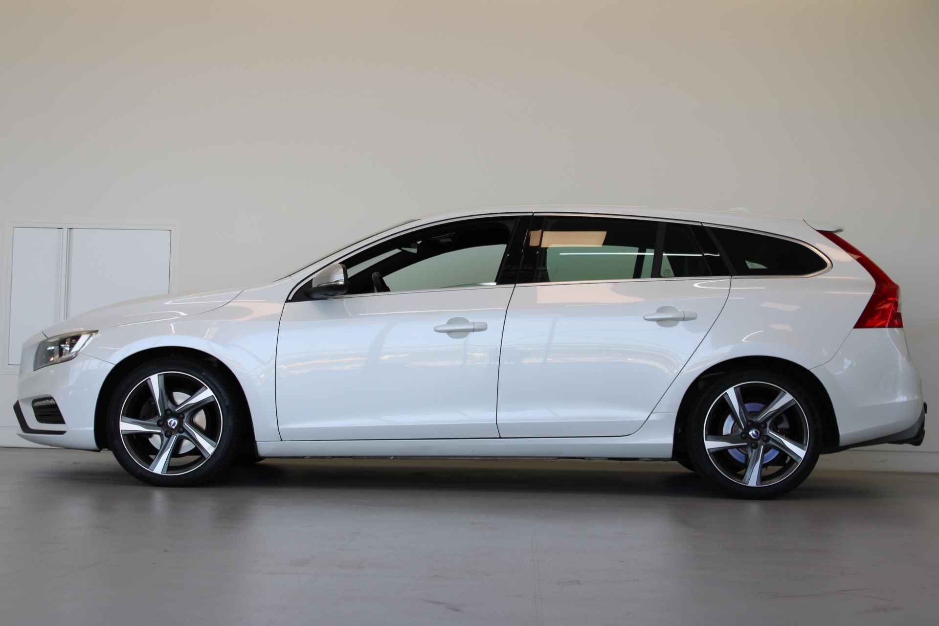 Volvo V60 T3 180PK Automaat R-Design | Trekhaak | Polestar | Navigatie | 18'' LMV | Park Assist V+A - 2/43